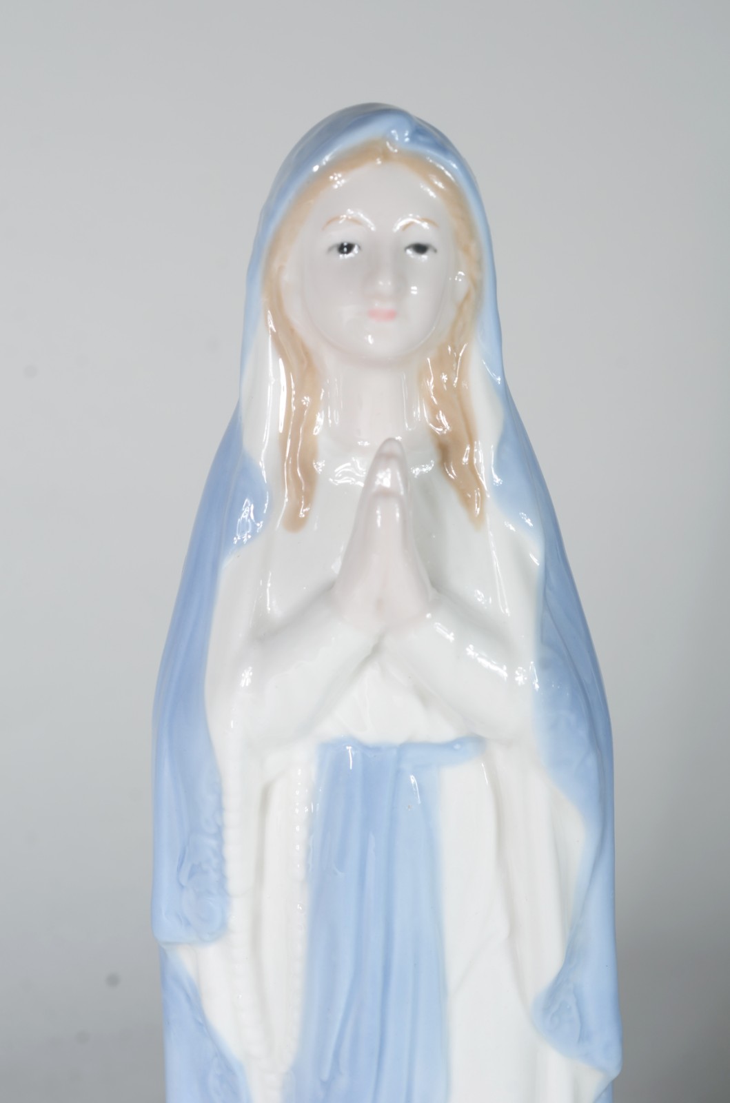 Escultura de porcelana policromada representando Nossa Senhora de... - foto 2 de 9