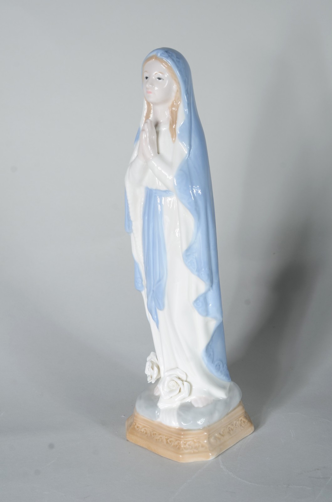 Escultura de porcelana policromada representando Nossa Senhora de... - foto 3 de 9