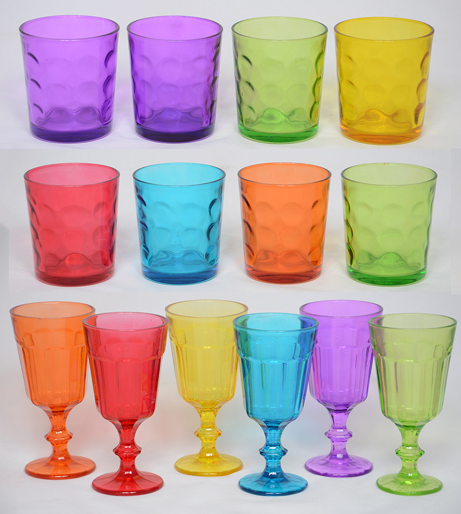 Conjunto com 14 copos de vidro colorido, sendo 6 de pé alto.