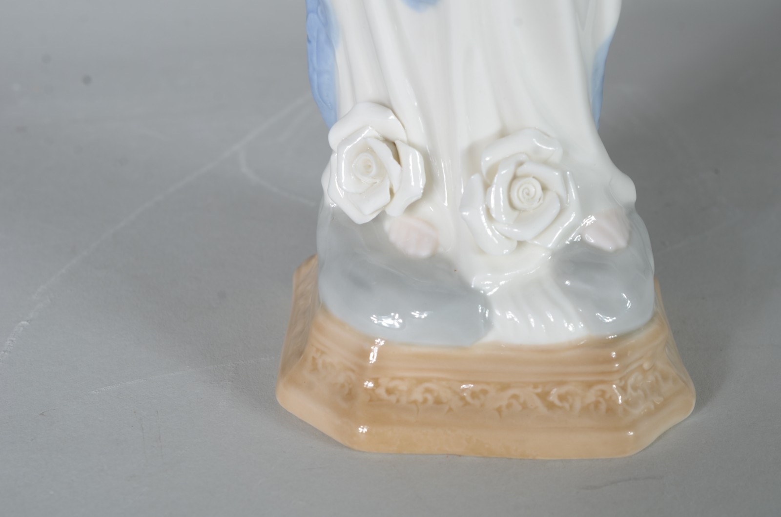 Escultura de porcelana policromada representando Nossa Senhora de... - foto 4 de 9