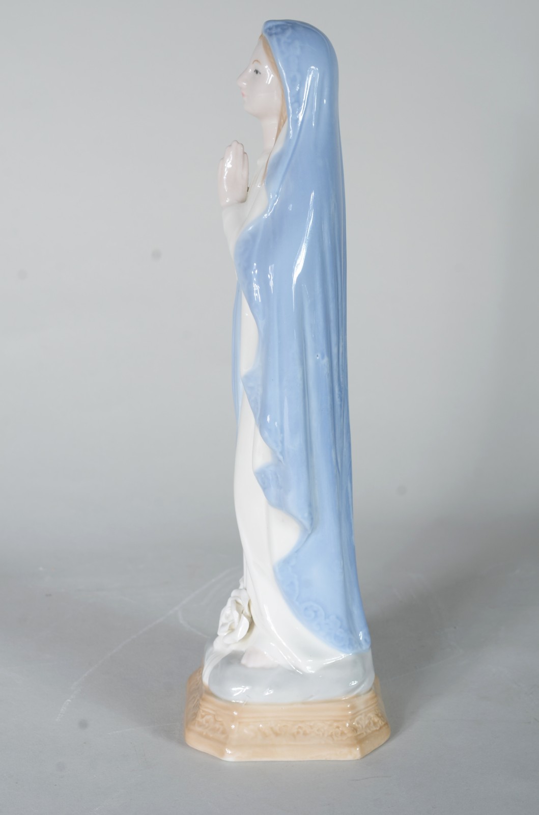 Escultura de porcelana policromada representando Nossa Senhora de... - foto 5 de 9