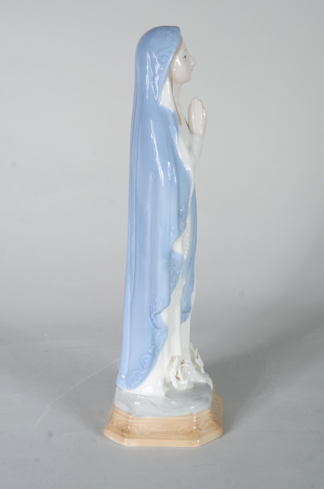 Escultura de porcelana policromada representando Nossa Senhora de... - foto 6 de 9