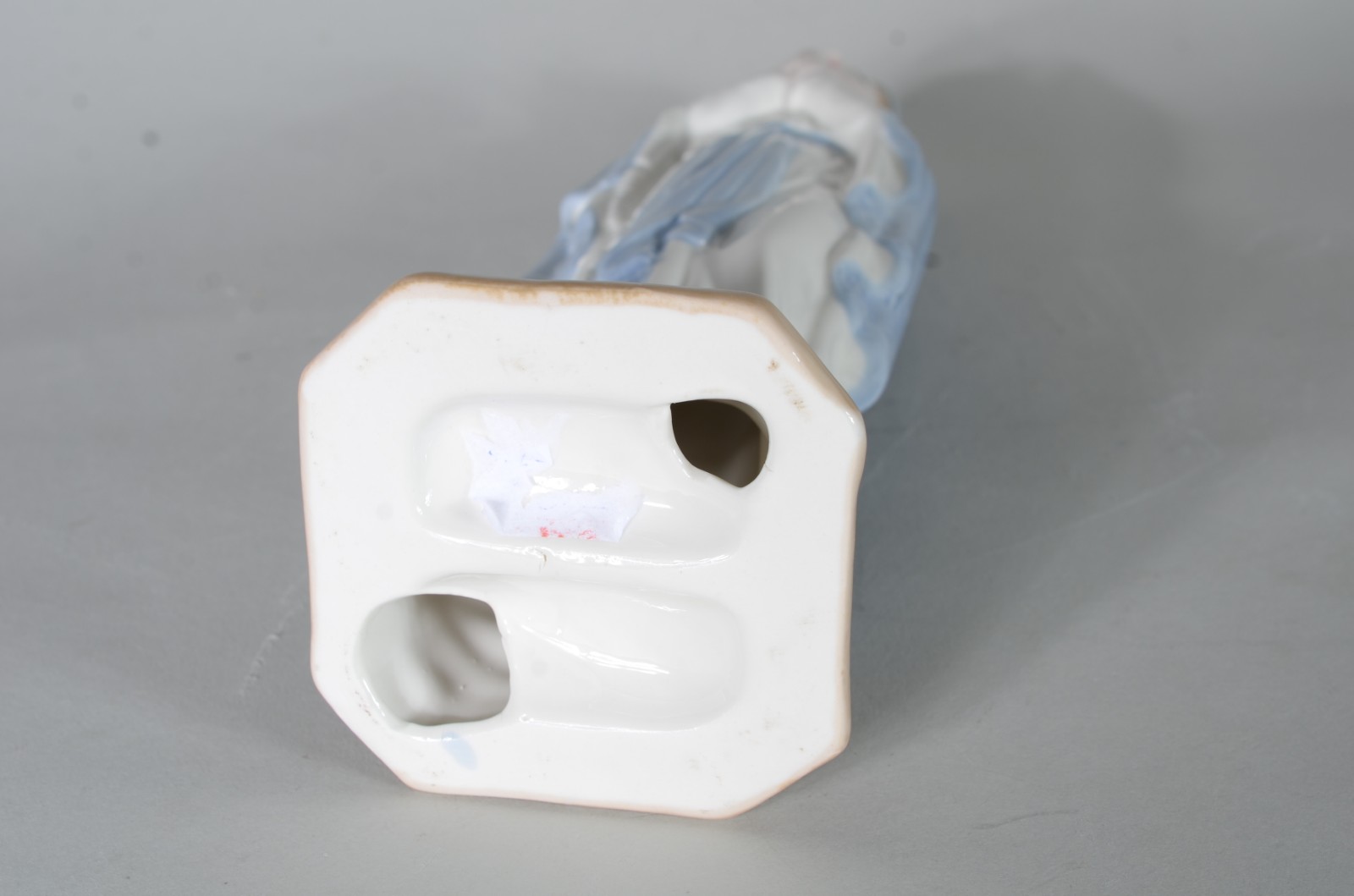 Escultura de porcelana policromada representando Nossa Senhora de... - foto 8 de 9
