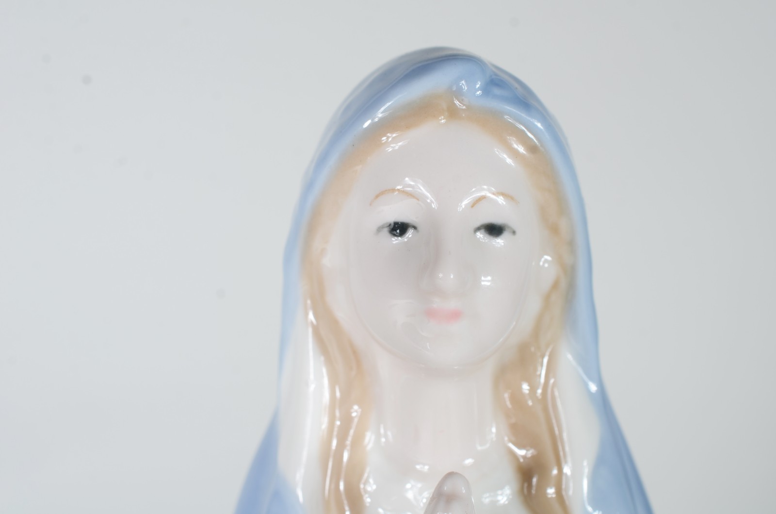 Escultura de porcelana policromada representando Nossa Senhora de... - foto 9 de 9