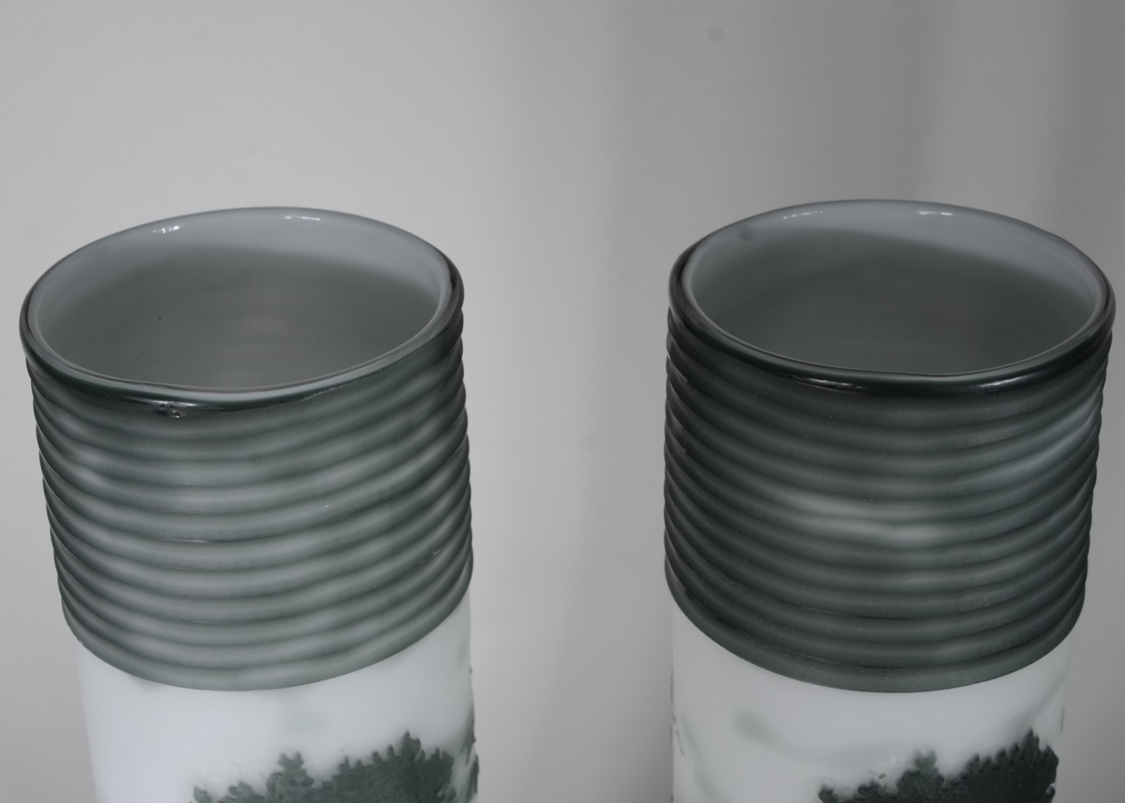 Par de vasos de vidro decorativo branco. - foto 3 de 6