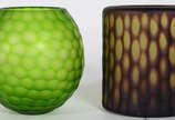 Dois vasos de vidro decorativo nas cores âmbar ... - Dois vasos de vidro decorativo nas cores âmbar e  verde, altura da maior 