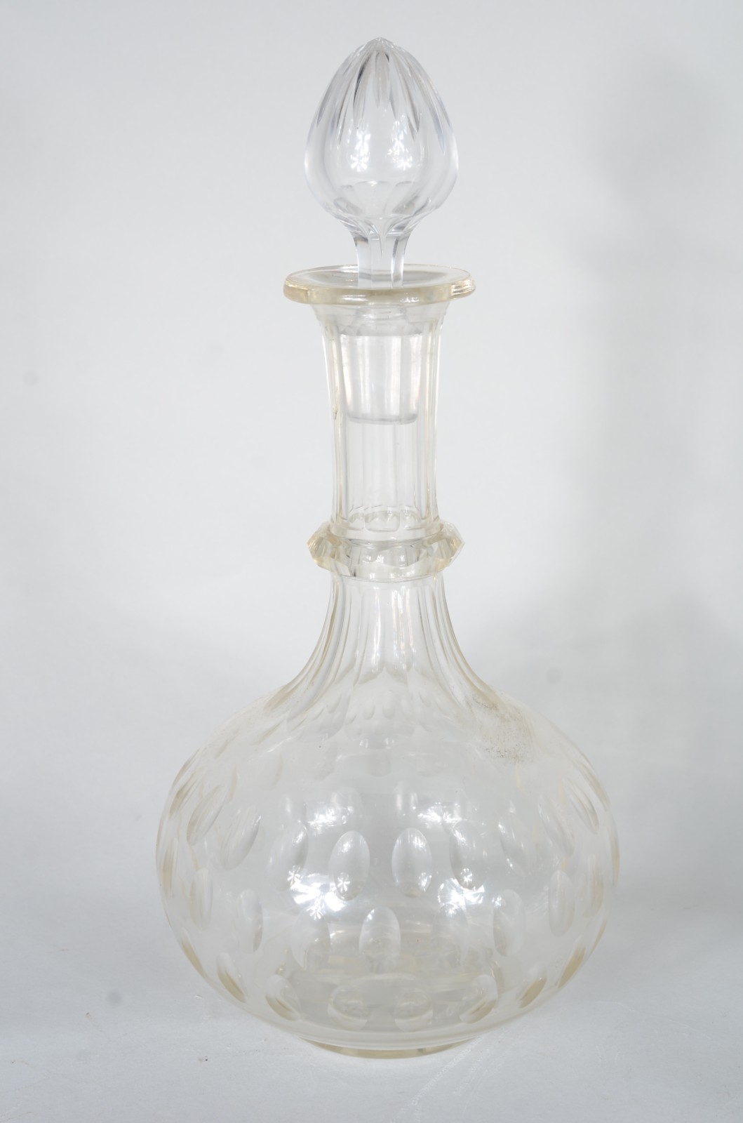 Garrafa de cristal, bojo em gomos facetados. Com mofo. - foto 1 de 11