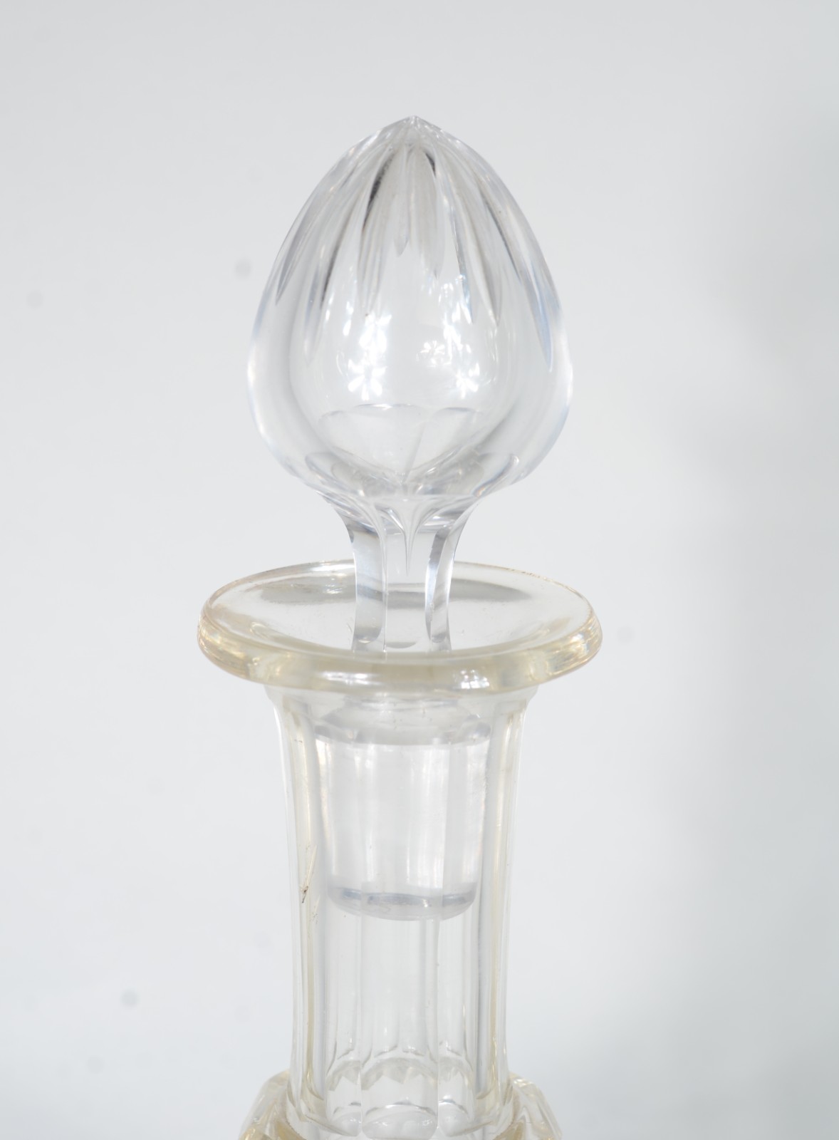 Garrafa de cristal, bojo em gomos facetados. Com mofo. - foto 2 de 11