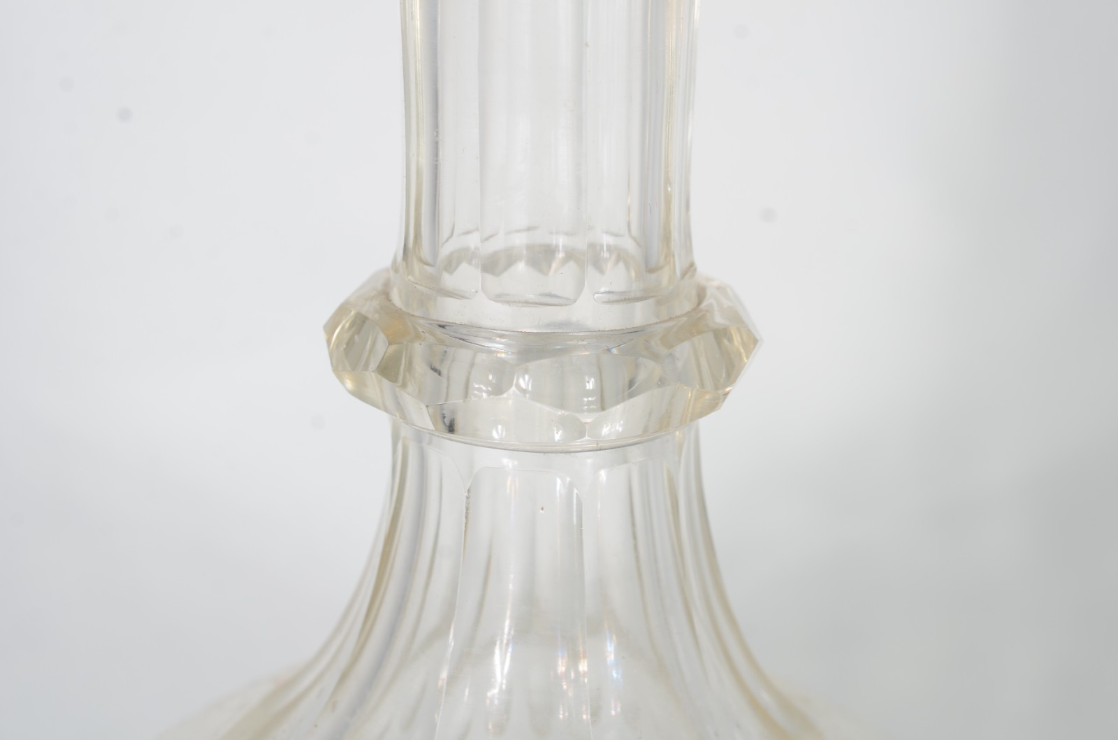 Garrafa de cristal, bojo em gomos facetados. Com mofo. - foto 3 de 11