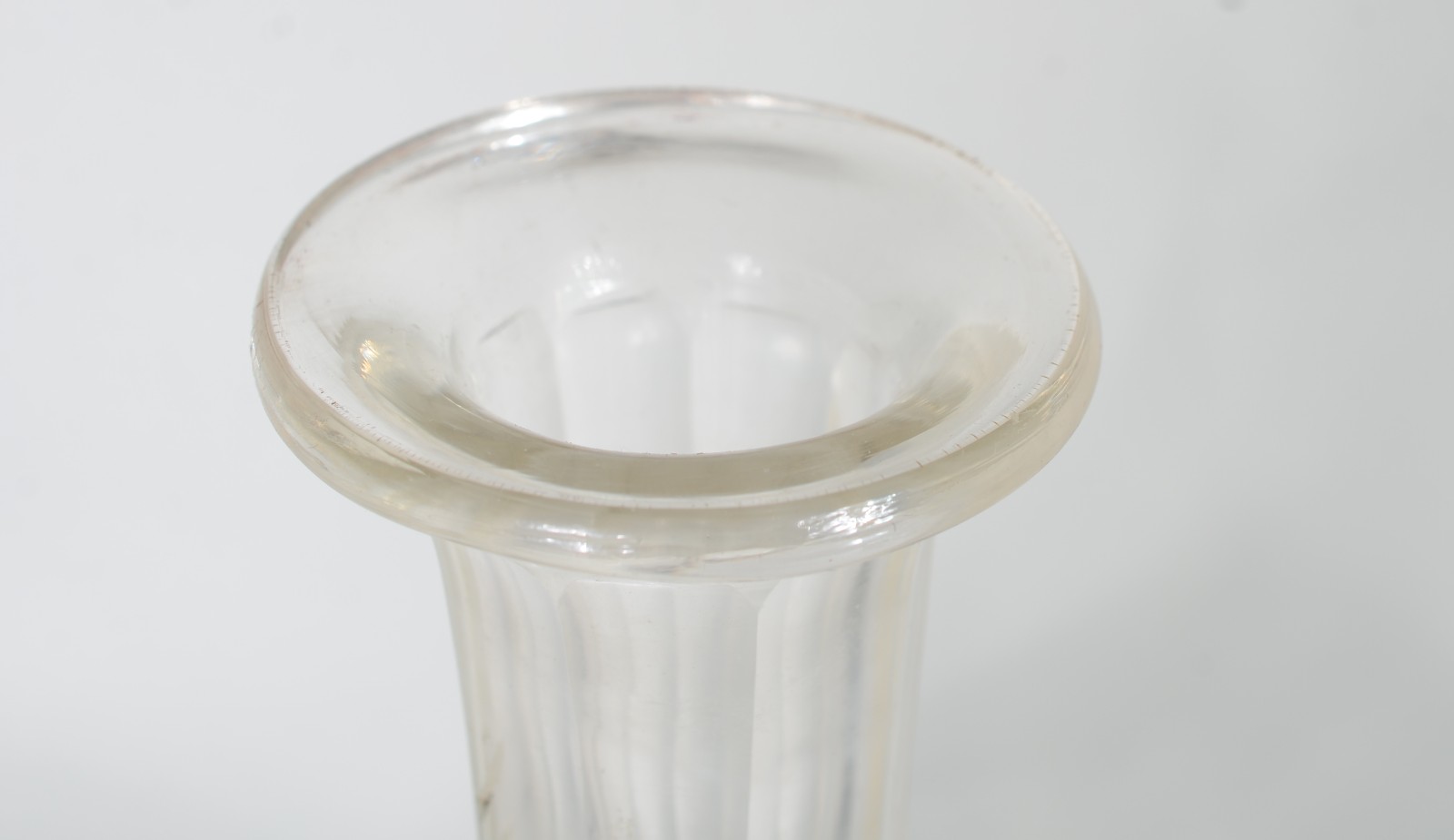 Garrafa de cristal, bojo em gomos facetados. Com mofo. - foto 6 de 11