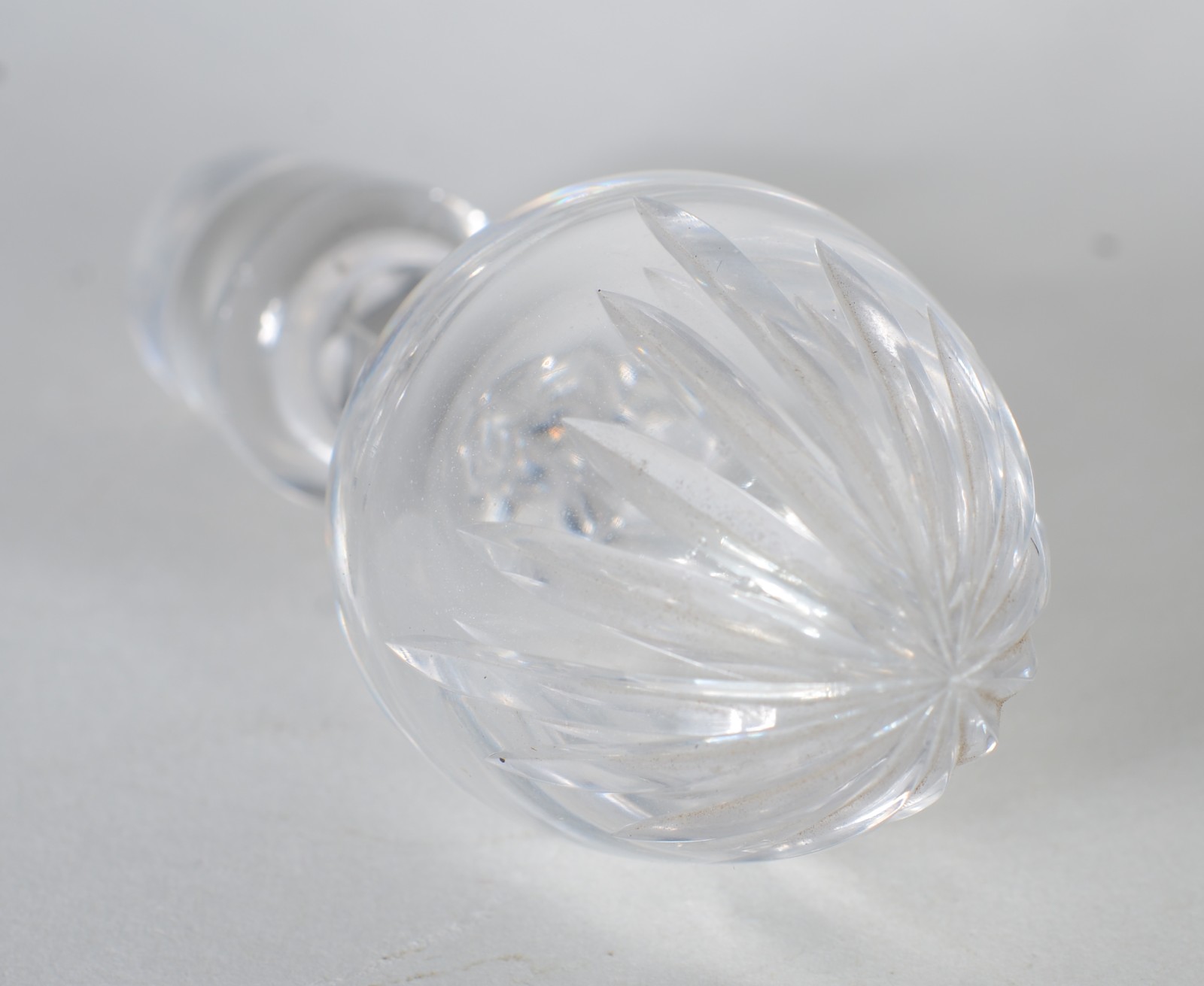 Garrafa de cristal, bojo em gomos facetados. Com mofo. - foto 8 de 11