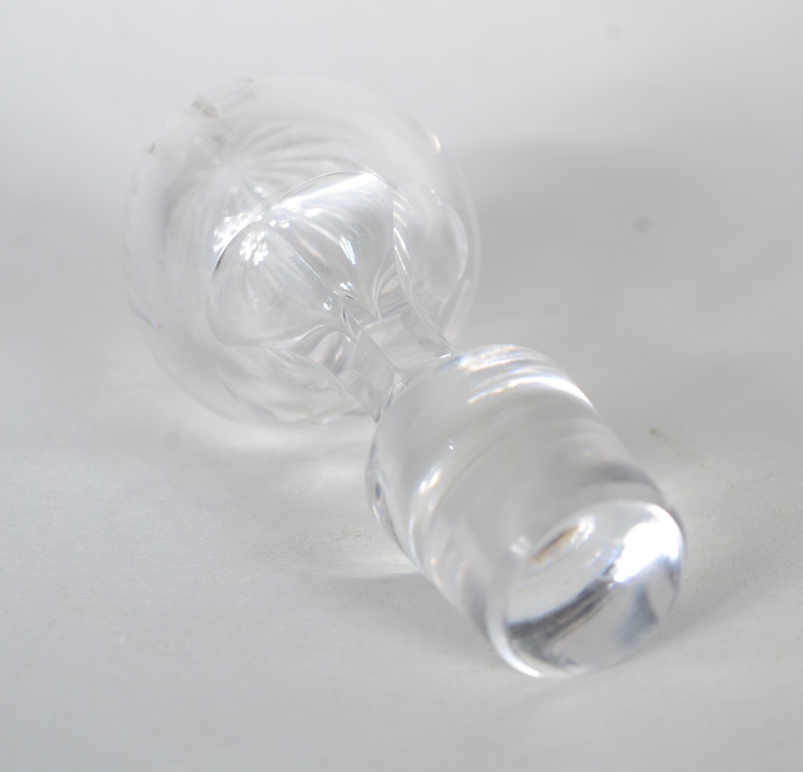 Garrafa de cristal, bojo em gomos facetados. Com mofo. - foto 10 de 11