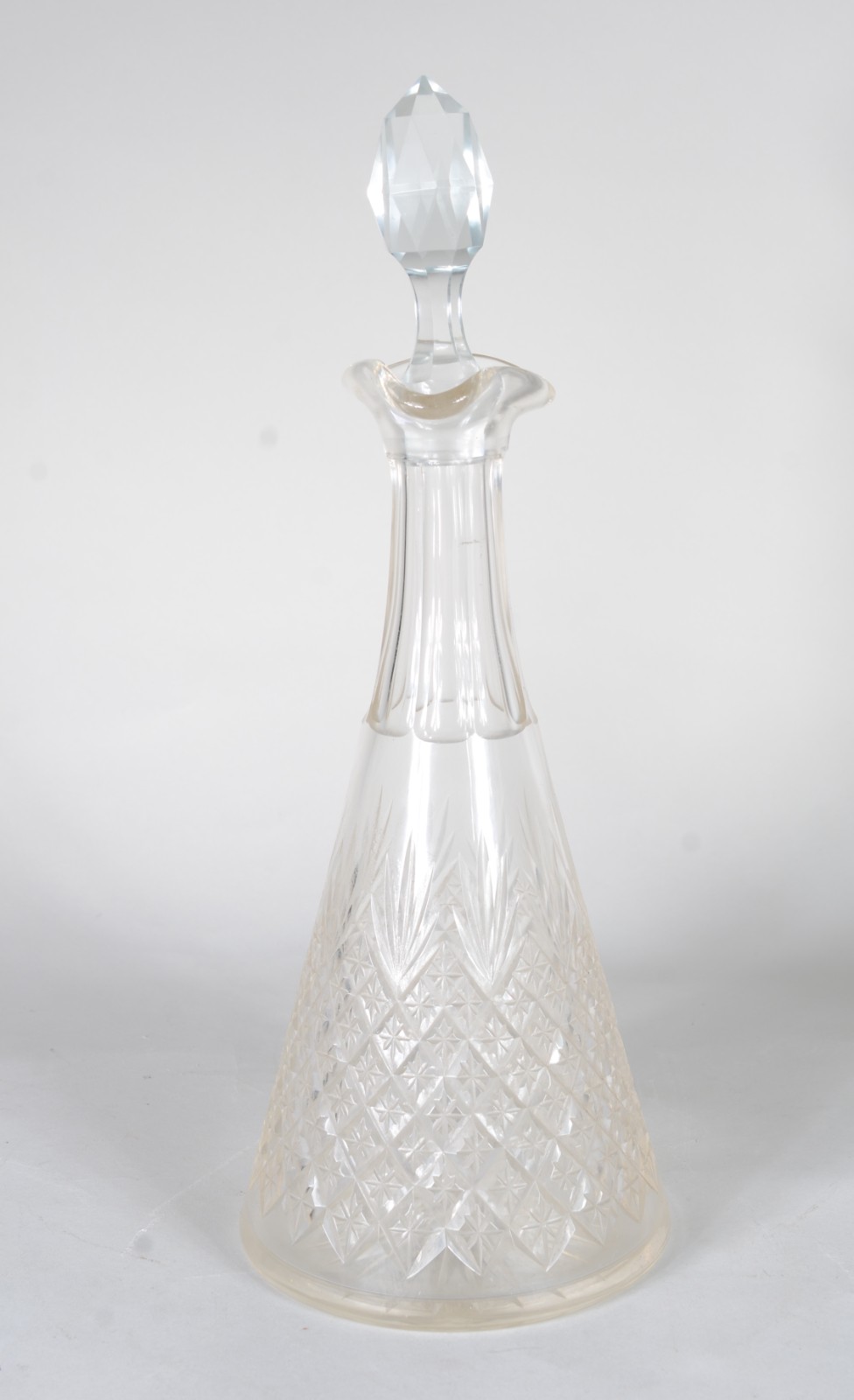 Garrafa de cristal lapidado, gargalo facetado, base com estrela de 24... - foto 1 de 9