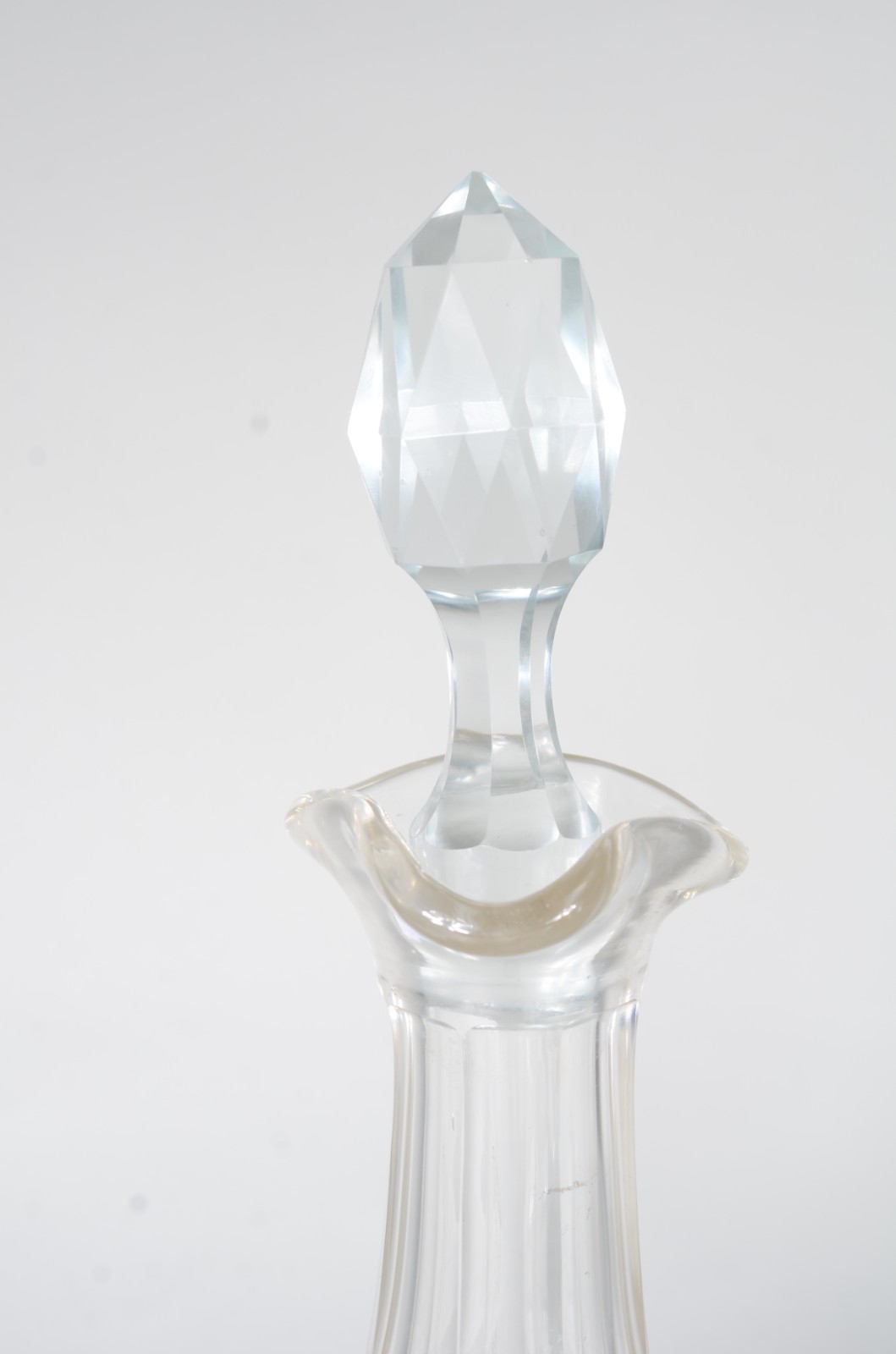 Garrafa de cristal lapidado, gargalo facetado, base com estrela de 24... - foto 2 de 9