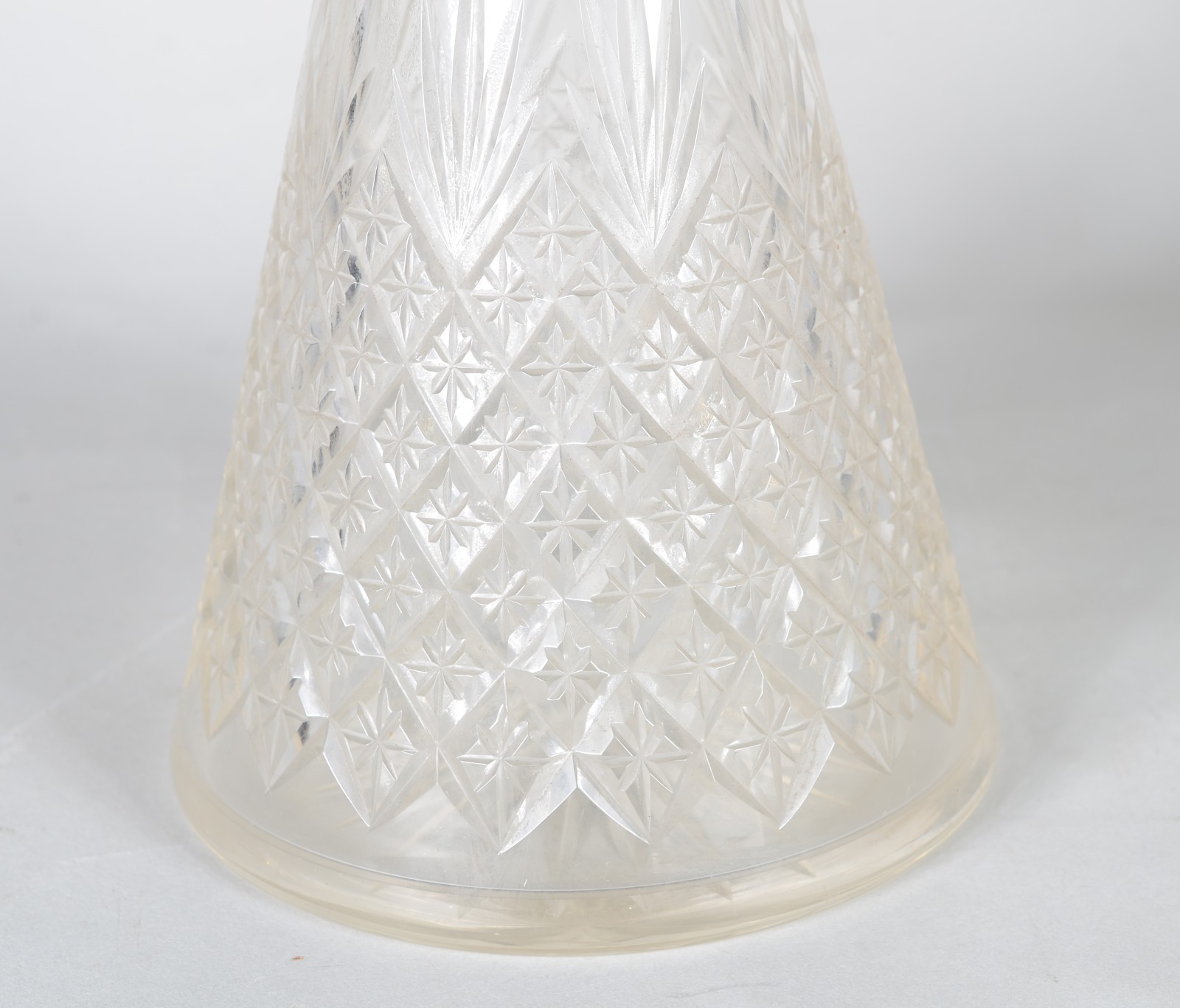 Garrafa de cristal lapidado, gargalo facetado, base com estrela de 24... - foto 4 de 9