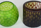 Dois vasos de vidro decorativo nas cores âmbar ... - Dois vasos de vidro decorativo nas cores âmbar e  verde, altura da maior 