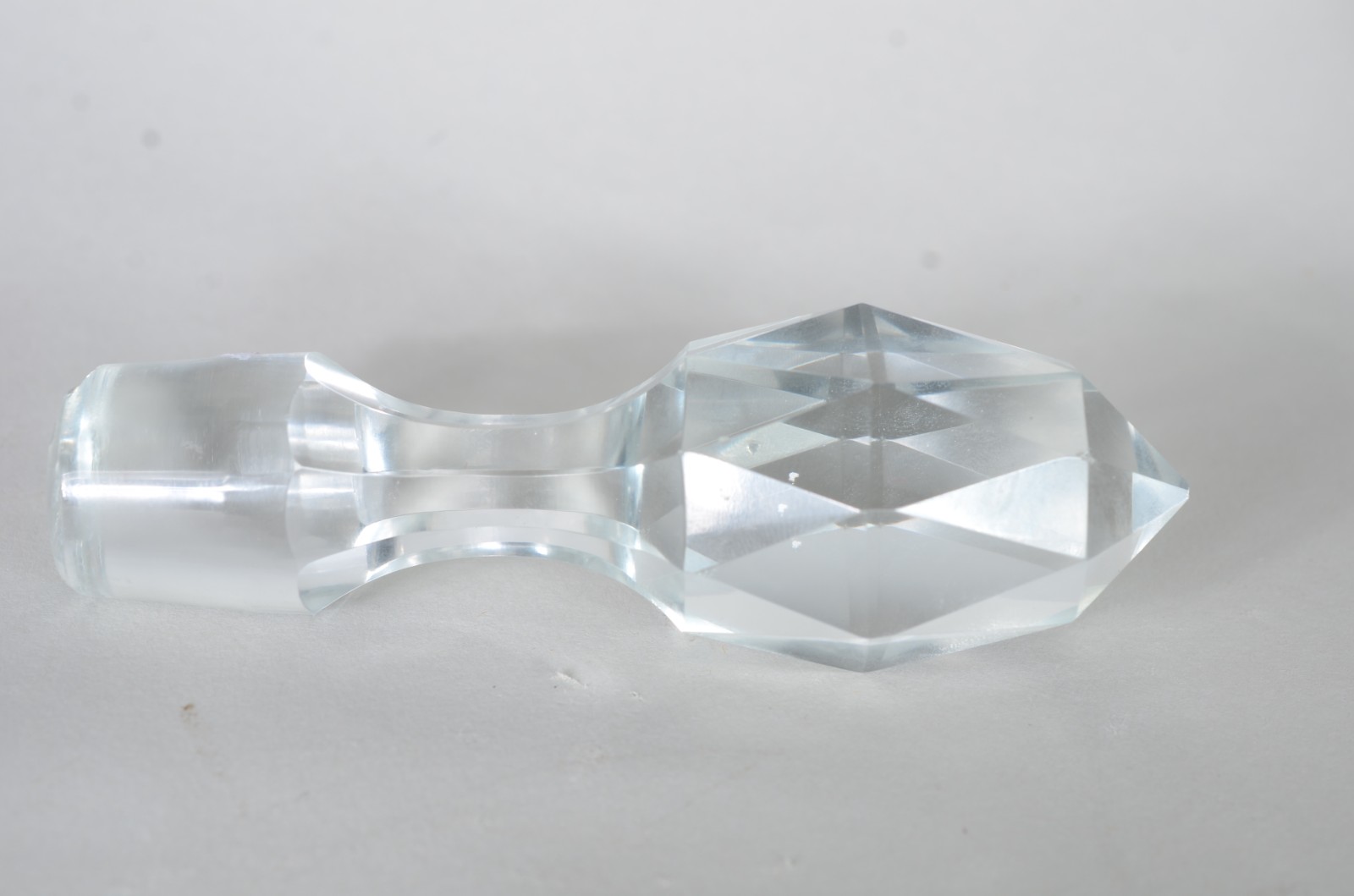 Garrafa de cristal lapidado, gargalo facetado, base com estrela de 24... - foto 6 de 9