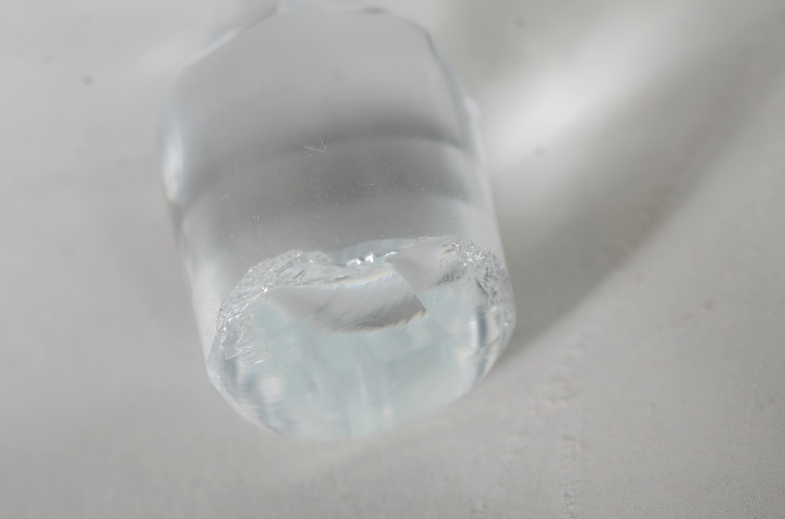 Garrafa de cristal lapidado, gargalo facetado, base com estrela de 24... - foto 9 de 9