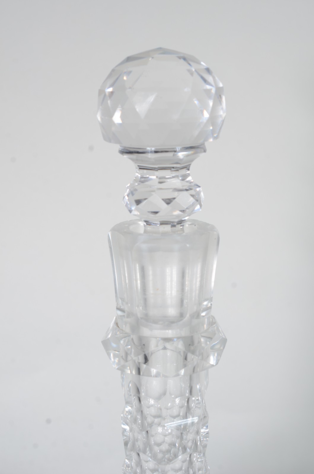Garrafa de cristal europeu. Pequenos bicados e mofo. - foto 2 de 9