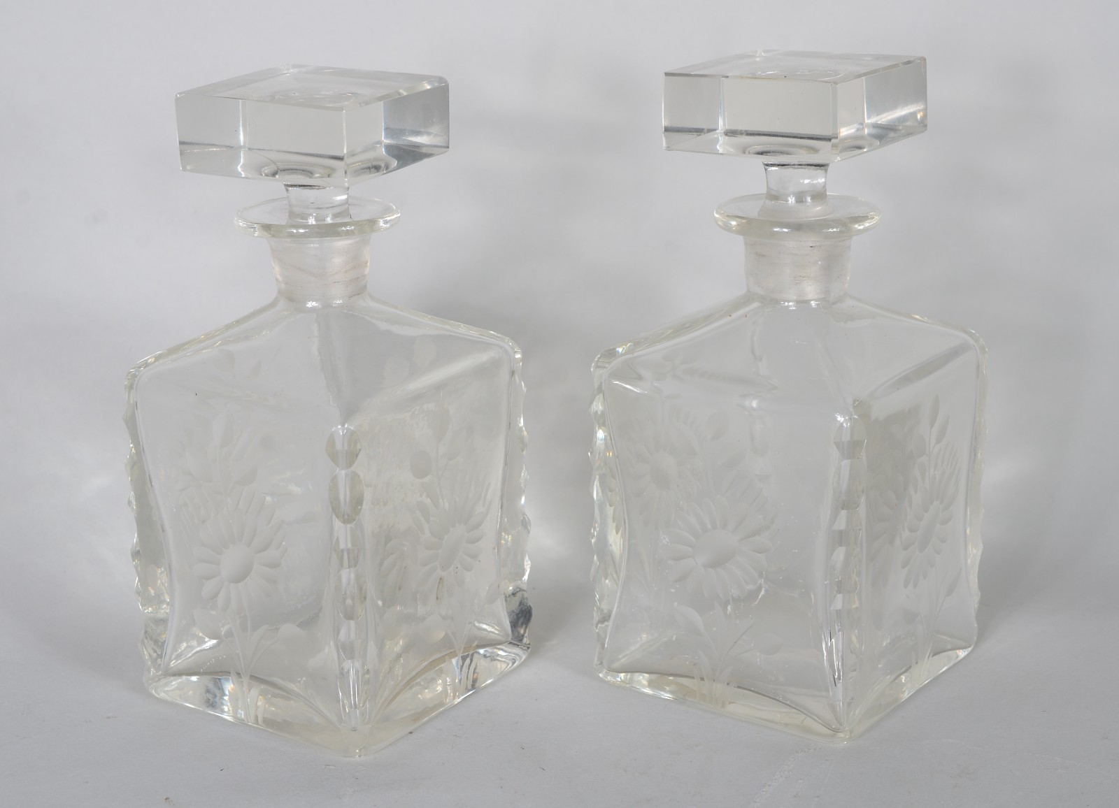 Par de pequenas garrafas de cristal com flores foscas lavradas. - foto 1 de 7