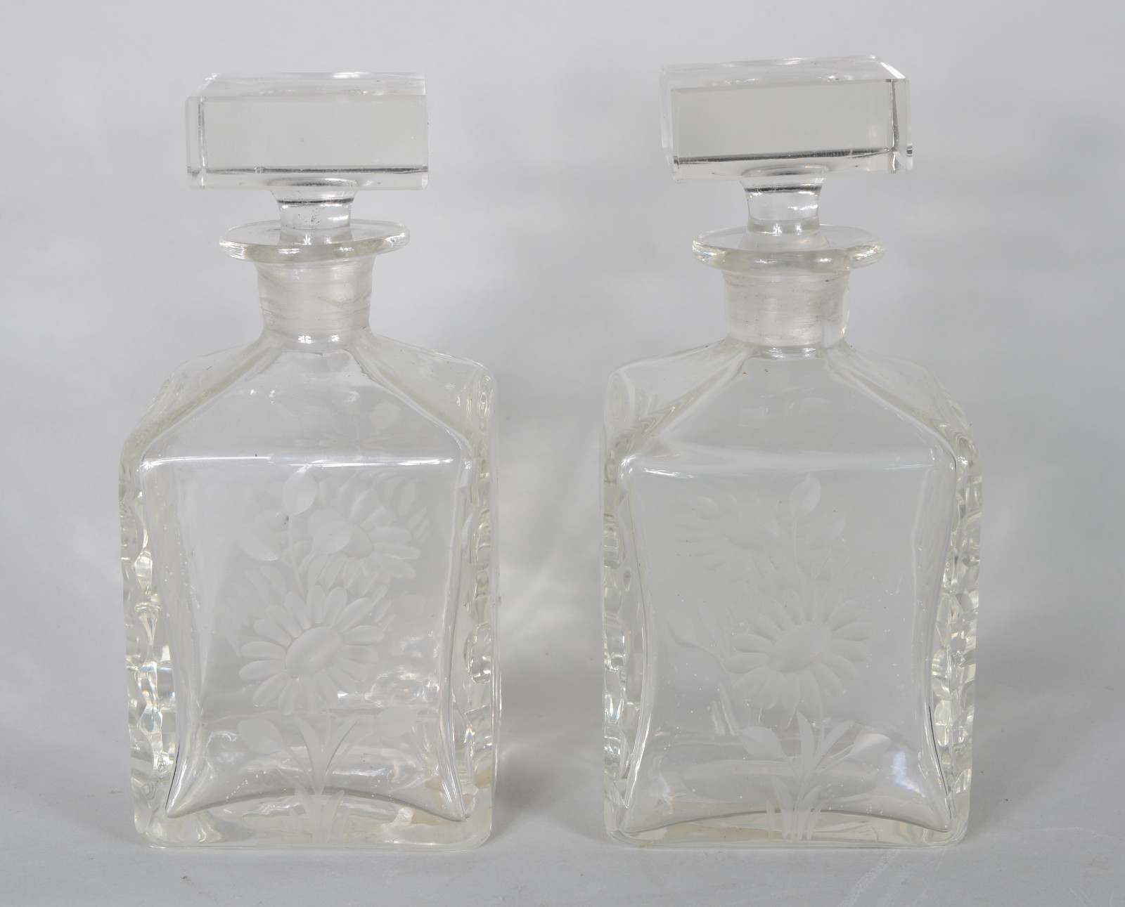 Par de pequenas garrafas de cristal com flores foscas lavradas. - foto 2 de 7