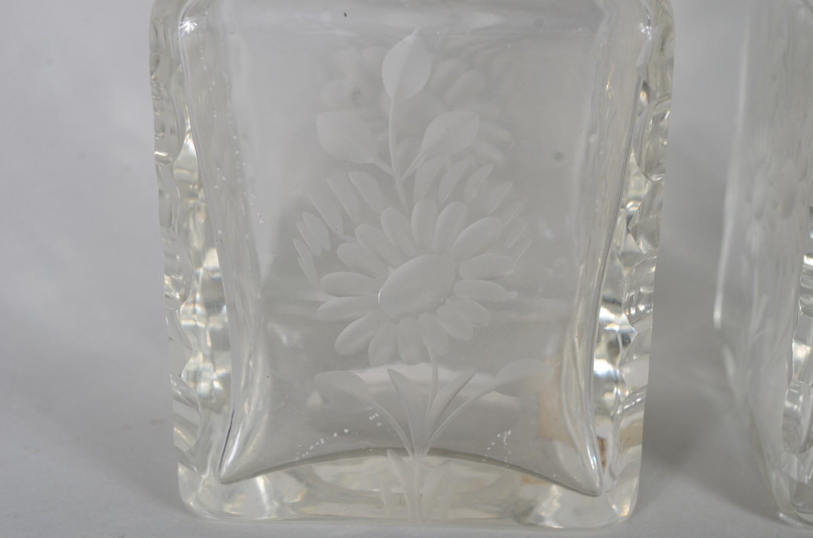 Par de pequenas garrafas de cristal com flores foscas lavradas. - foto 3 de 7