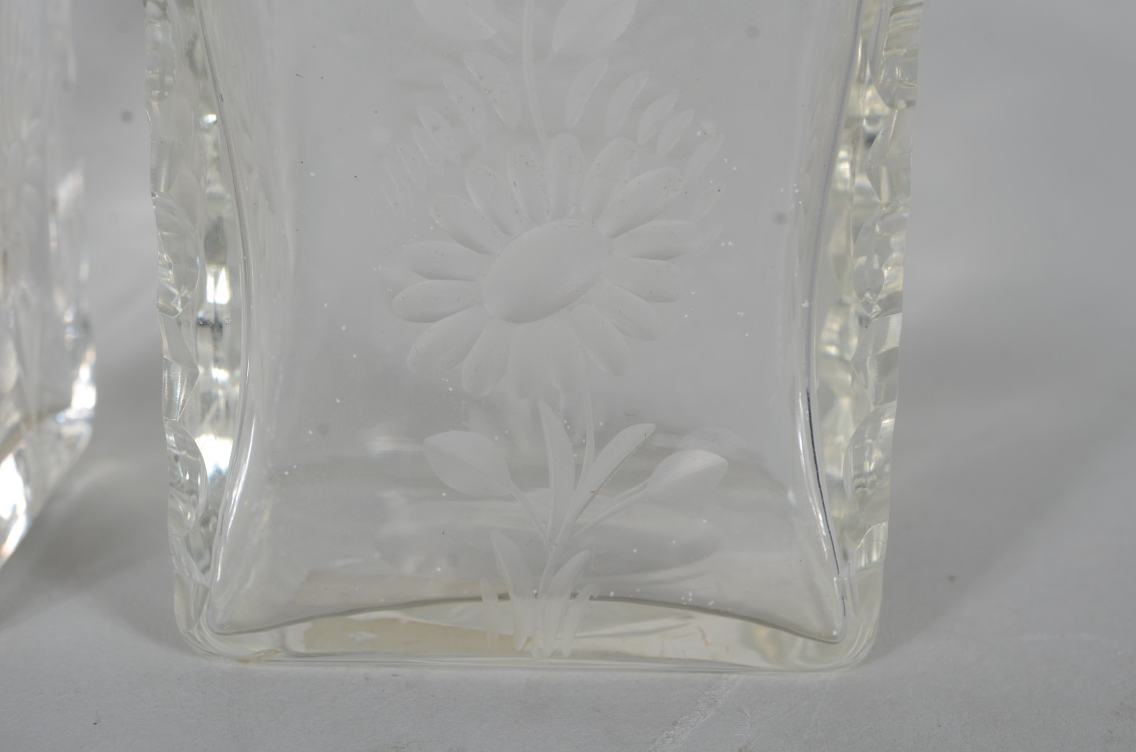 Par de pequenas garrafas de cristal com flores foscas lavradas. - foto 4 de 7