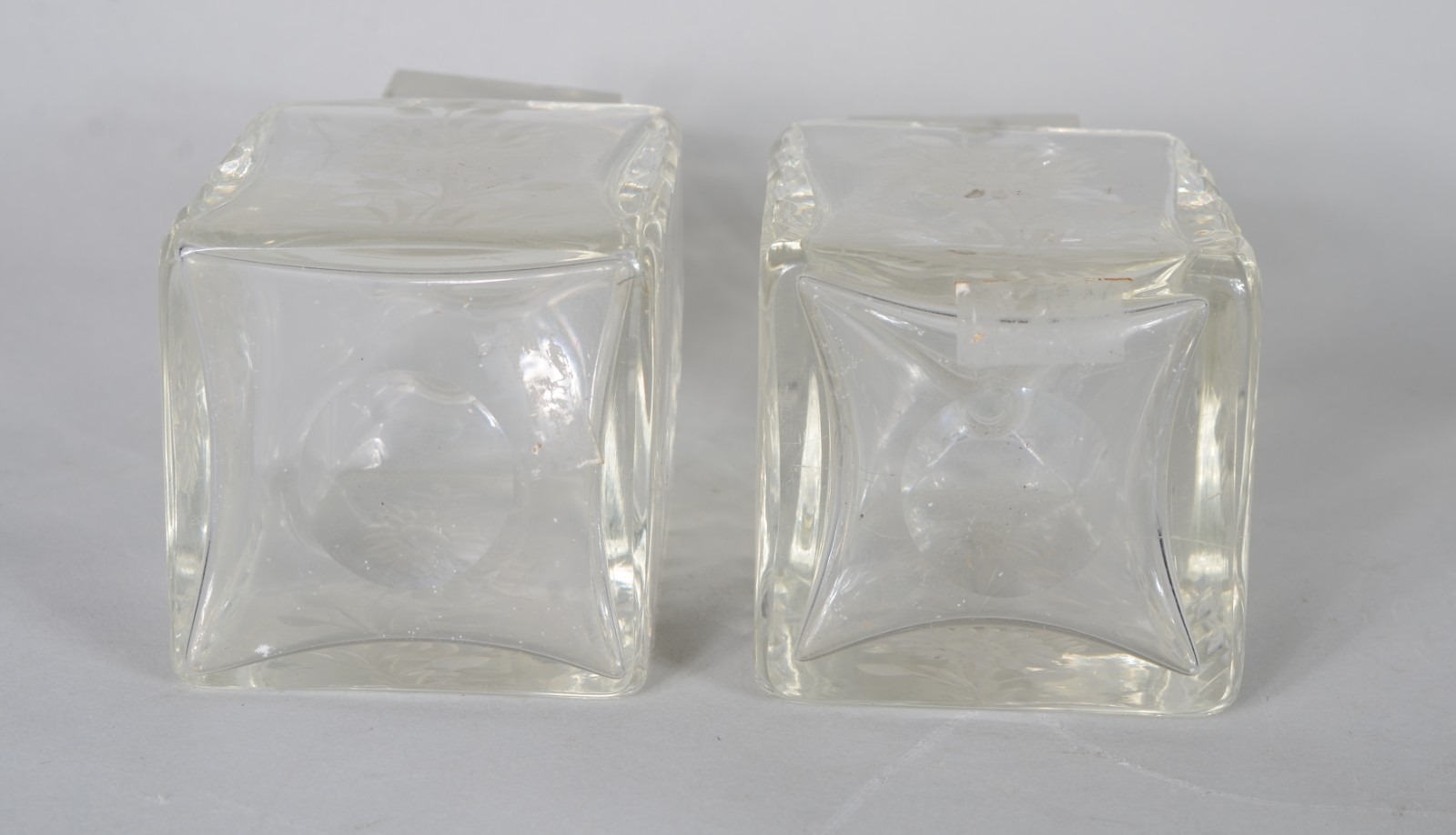 Par de pequenas garrafas de cristal com flores foscas lavradas. - foto 7 de 7