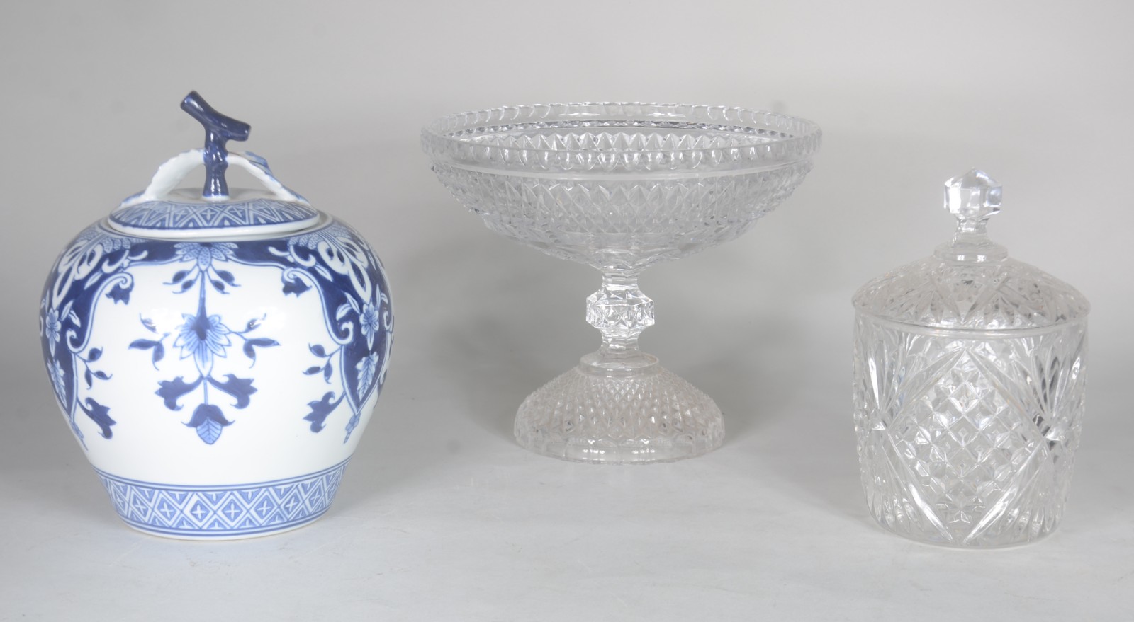 Três peças, sendo: fruteira, bomboniere e potiche de porcelana... - foto 1 de 9