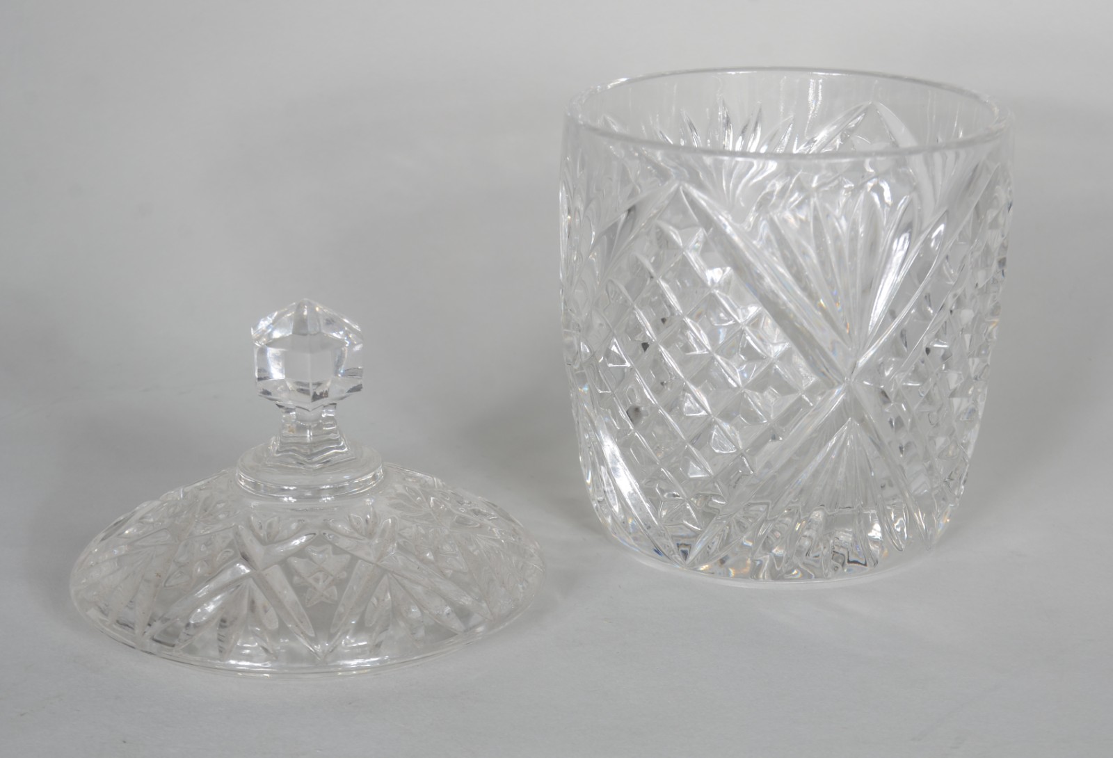 Três peças, sendo: fruteira, bomboniere e potiche de porcelana... - foto 2 de 9
