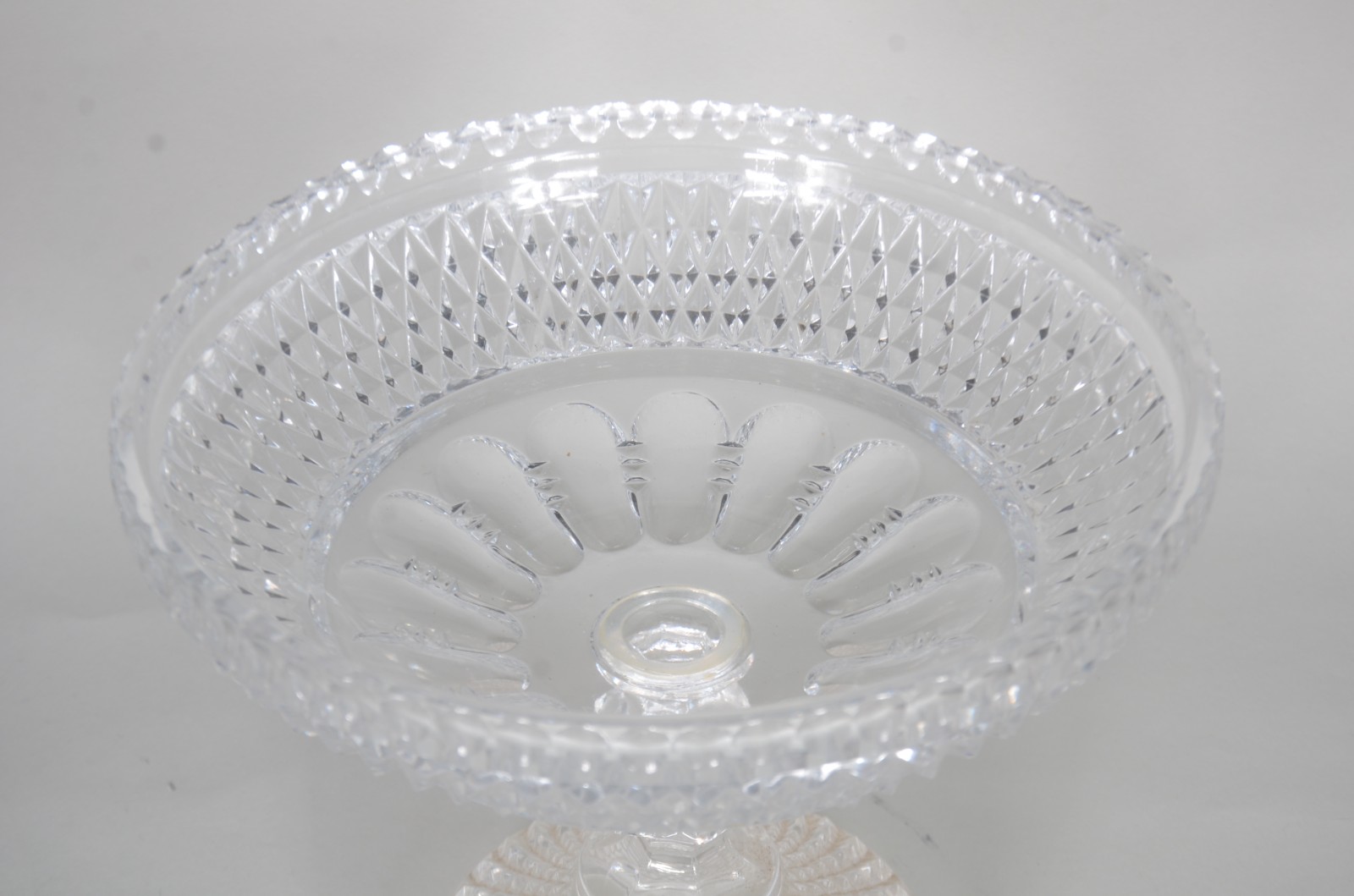 Três peças, sendo: fruteira, bomboniere e potiche de porcelana... - foto 4 de 9