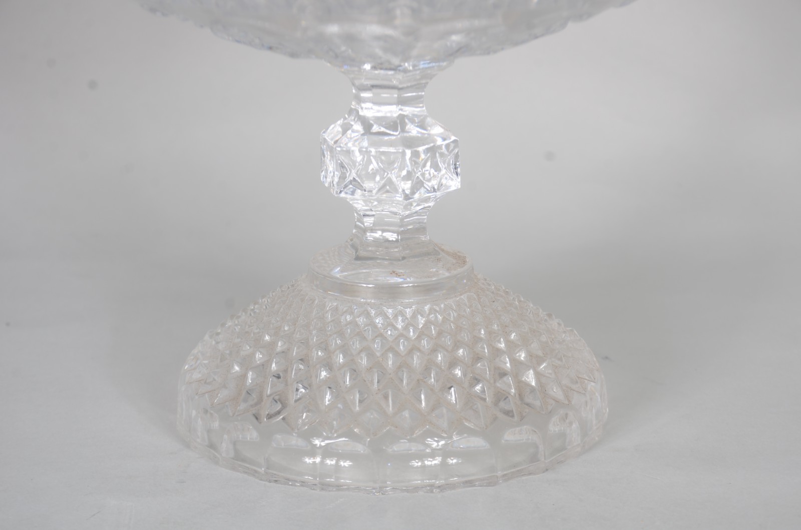 Três peças, sendo: fruteira, bomboniere e potiche de porcelana... - foto 5 de 9