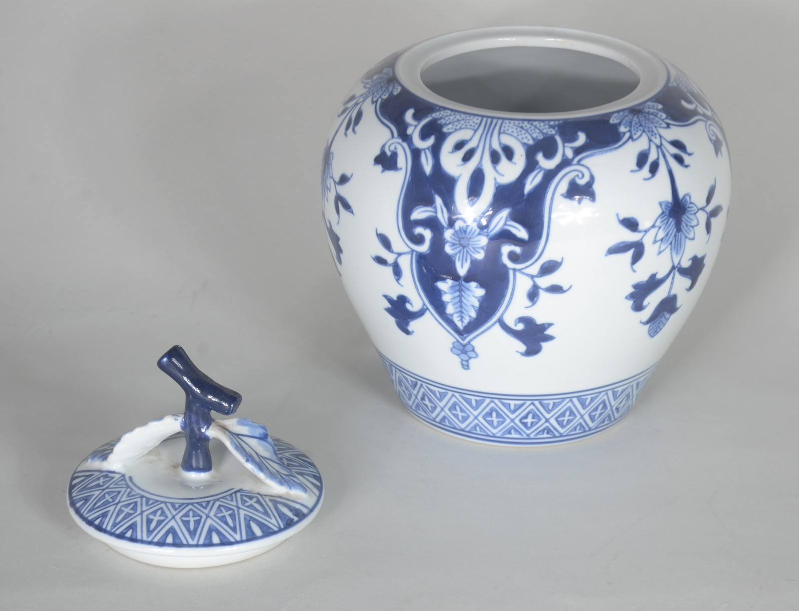 Três peças, sendo: fruteira, bomboniere e potiche de porcelana... - foto 6 de 9
