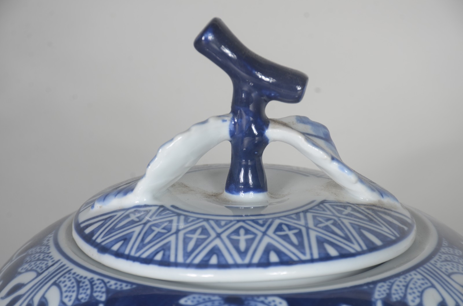 Três peças, sendo: fruteira, bomboniere e potiche de porcelana... - foto 7 de 9
