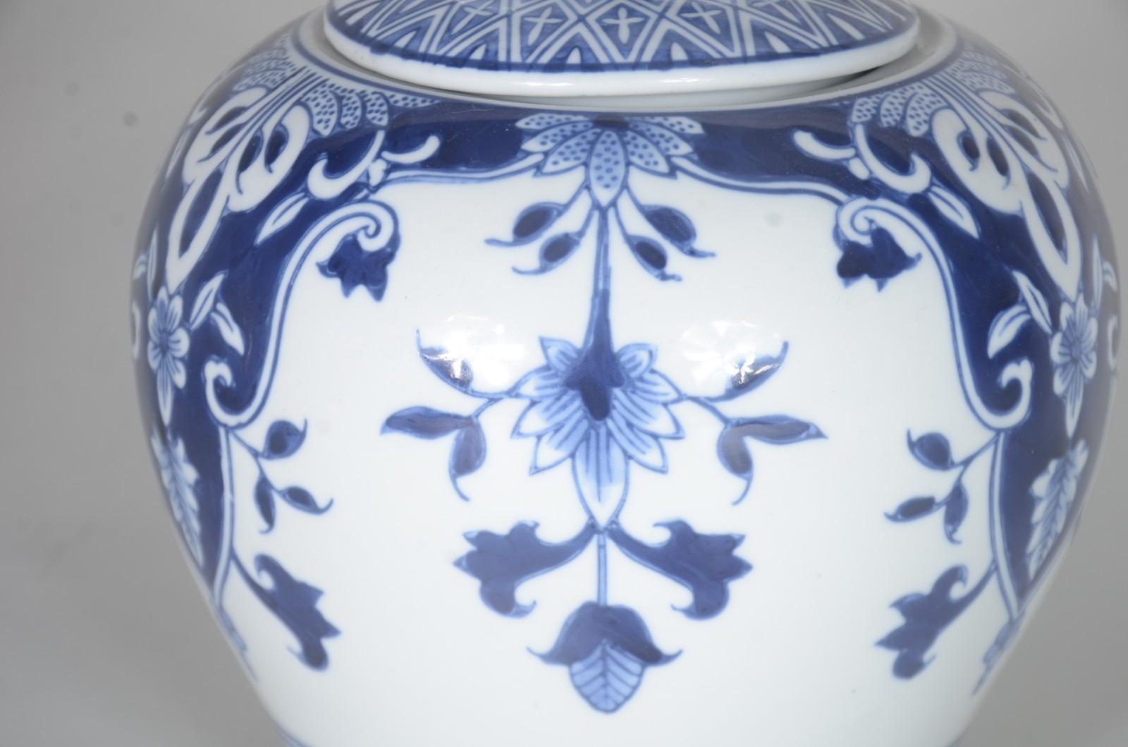 Três peças, sendo: fruteira, bomboniere e potiche de porcelana... - foto 8 de 9