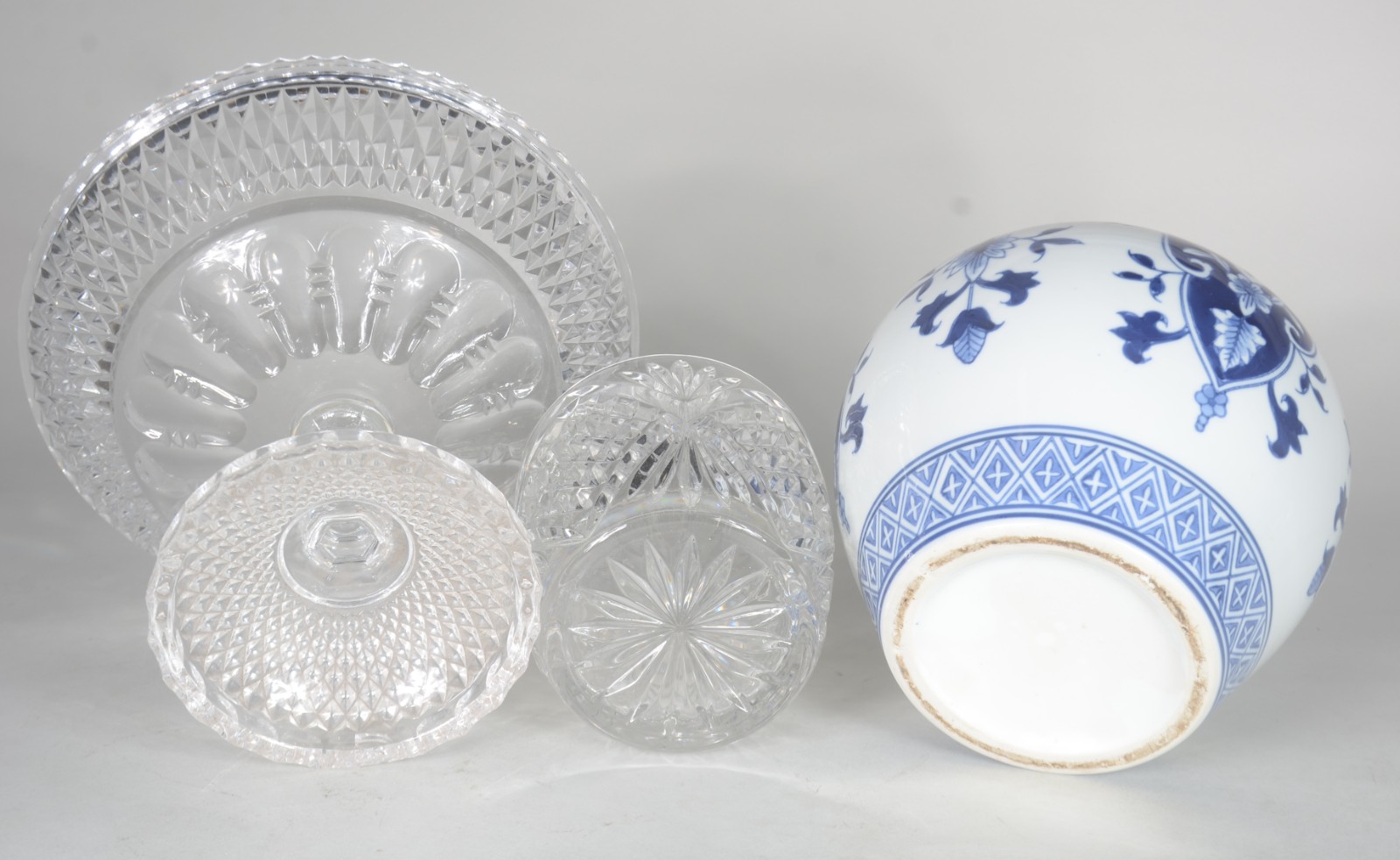 Três peças, sendo: fruteira, bomboniere e potiche de porcelana... - foto 9 de 9
