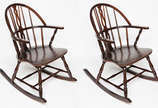 Par de cadeiras de balanço de madeira nobre com... - Par de cadeiras de balanço de madeira nobre com varetas torneadas;