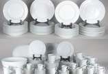 Aparelho de jantar de porcelana Schmidt branco,... - Aparelho de jantar de porcelana Schmidt branco, composto de: 26 pratos rasos, 10 pratos fundos, 22 de sobremesa, 2 bowls, 2 travessas ovais, 11 ...