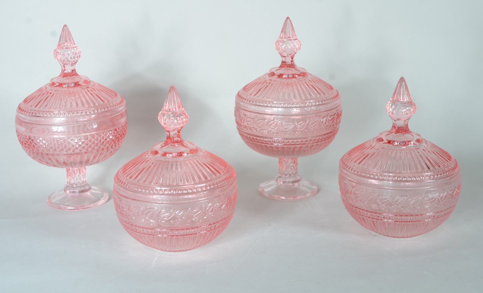 Quatro compoteiras de vidro decorativo trabalhado na cor rosa. - foto 1 de 8