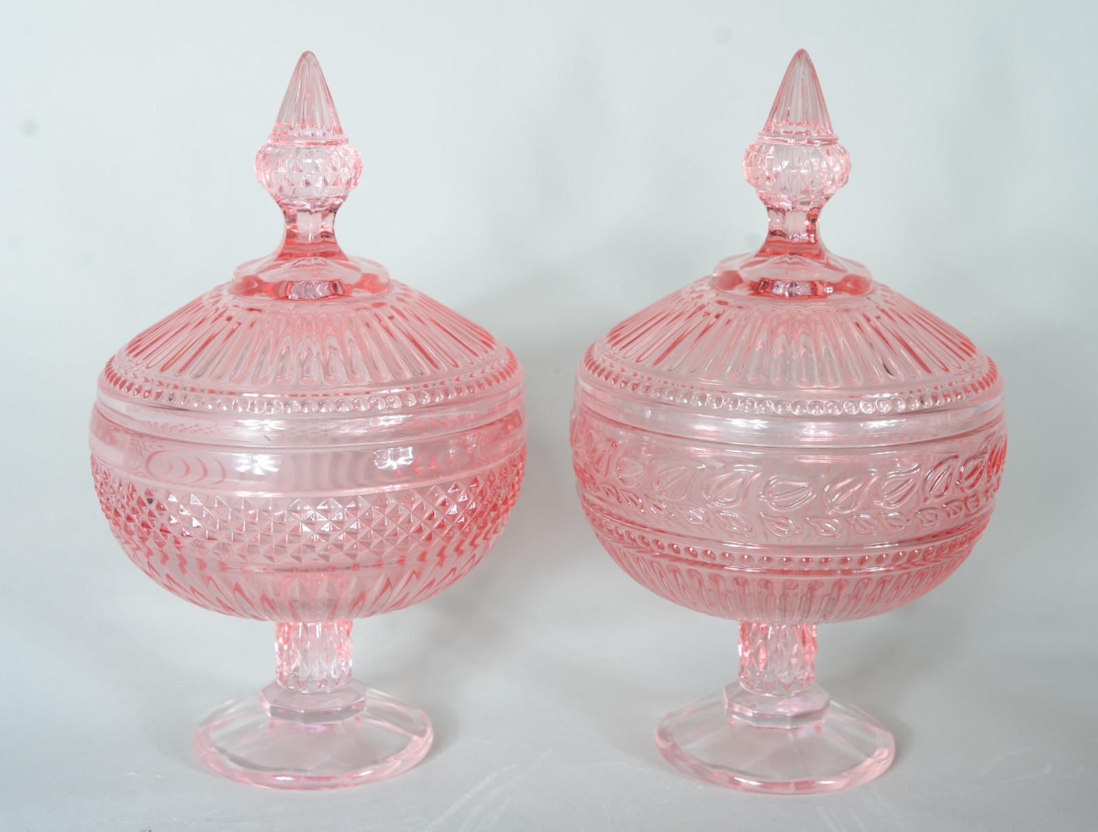 Quatro compoteiras de vidro decorativo trabalhado na cor rosa. - foto 2 de 8