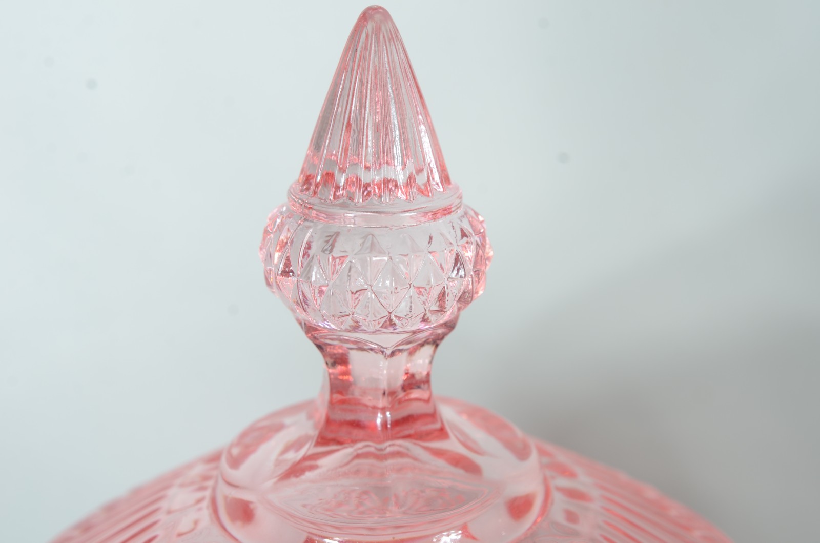 Quatro compoteiras de vidro decorativo trabalhado na cor rosa. - foto 3 de 8