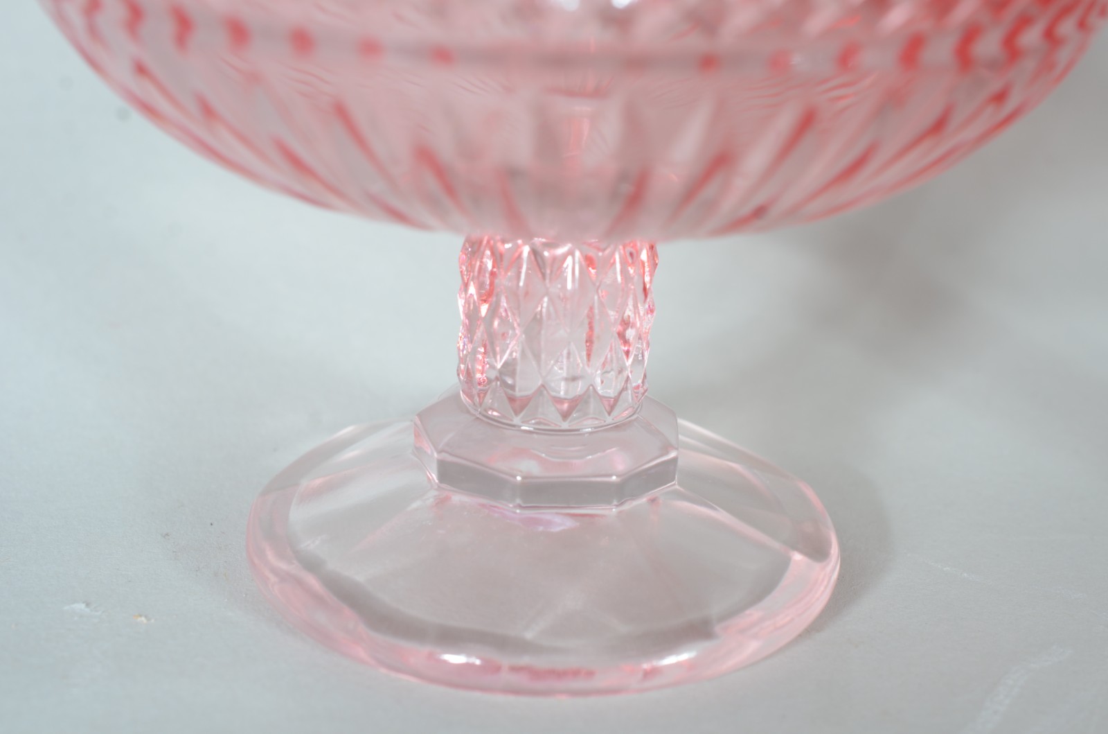 Quatro compoteiras de vidro decorativo trabalhado na cor rosa. - foto 4 de 8