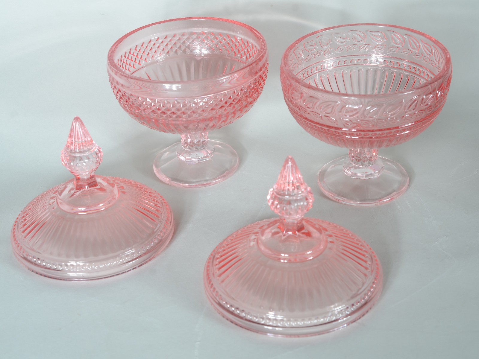 Quatro compoteiras de vidro decorativo trabalhado na cor rosa. - foto 6 de 8