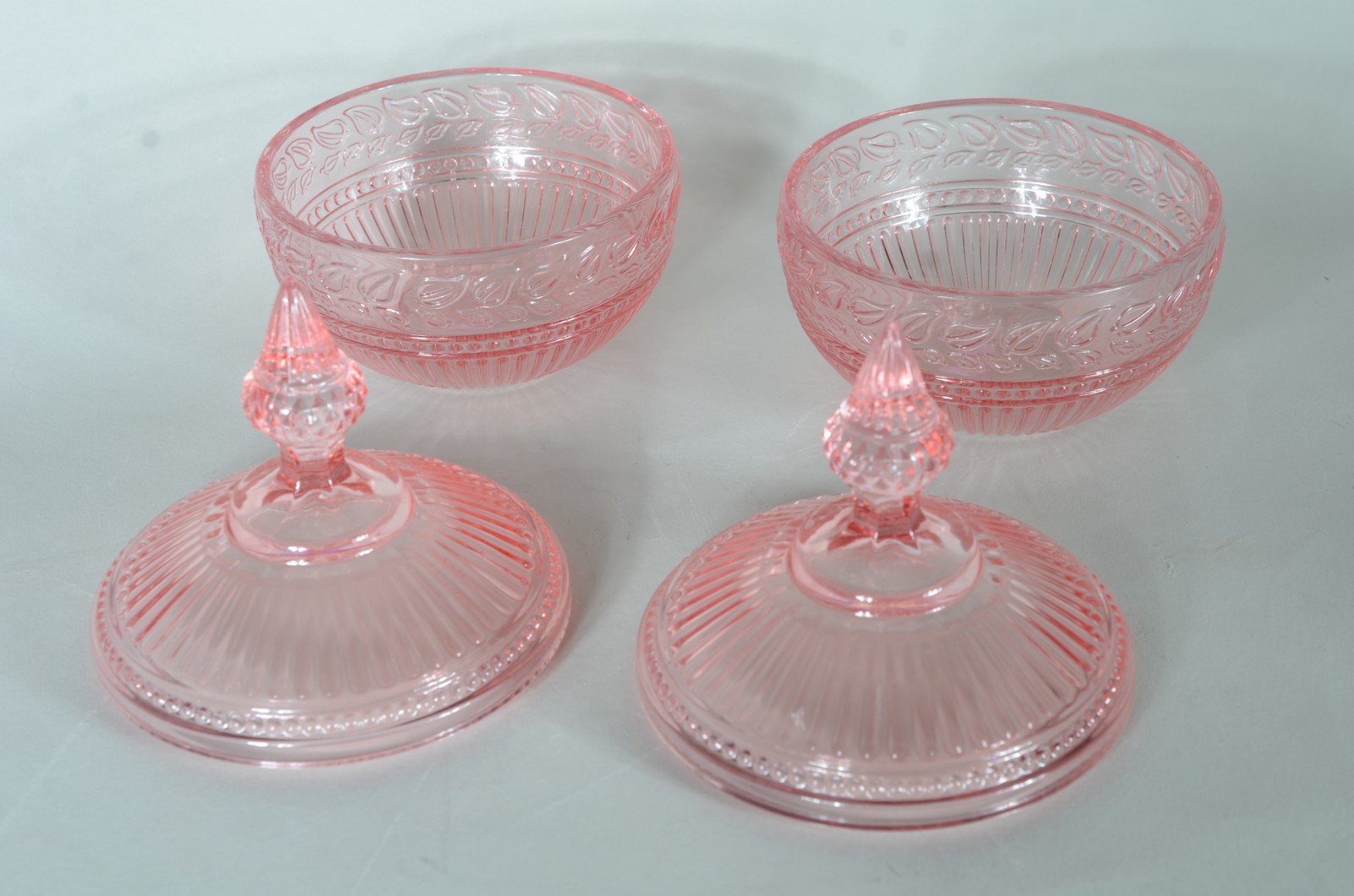 Quatro compoteiras de vidro decorativo trabalhado na cor rosa. - foto 8 de 8