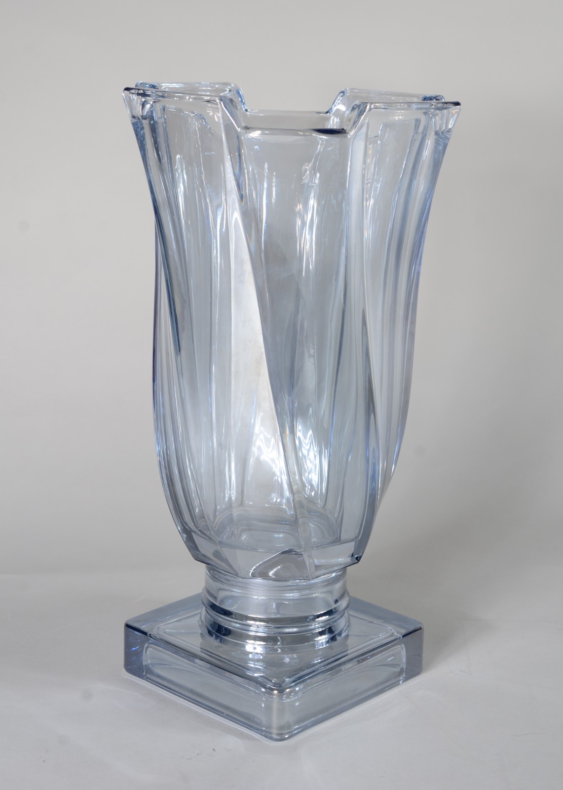 Vaso de vidro decorativo na cor azul, trabalhado. - foto 1 de 5