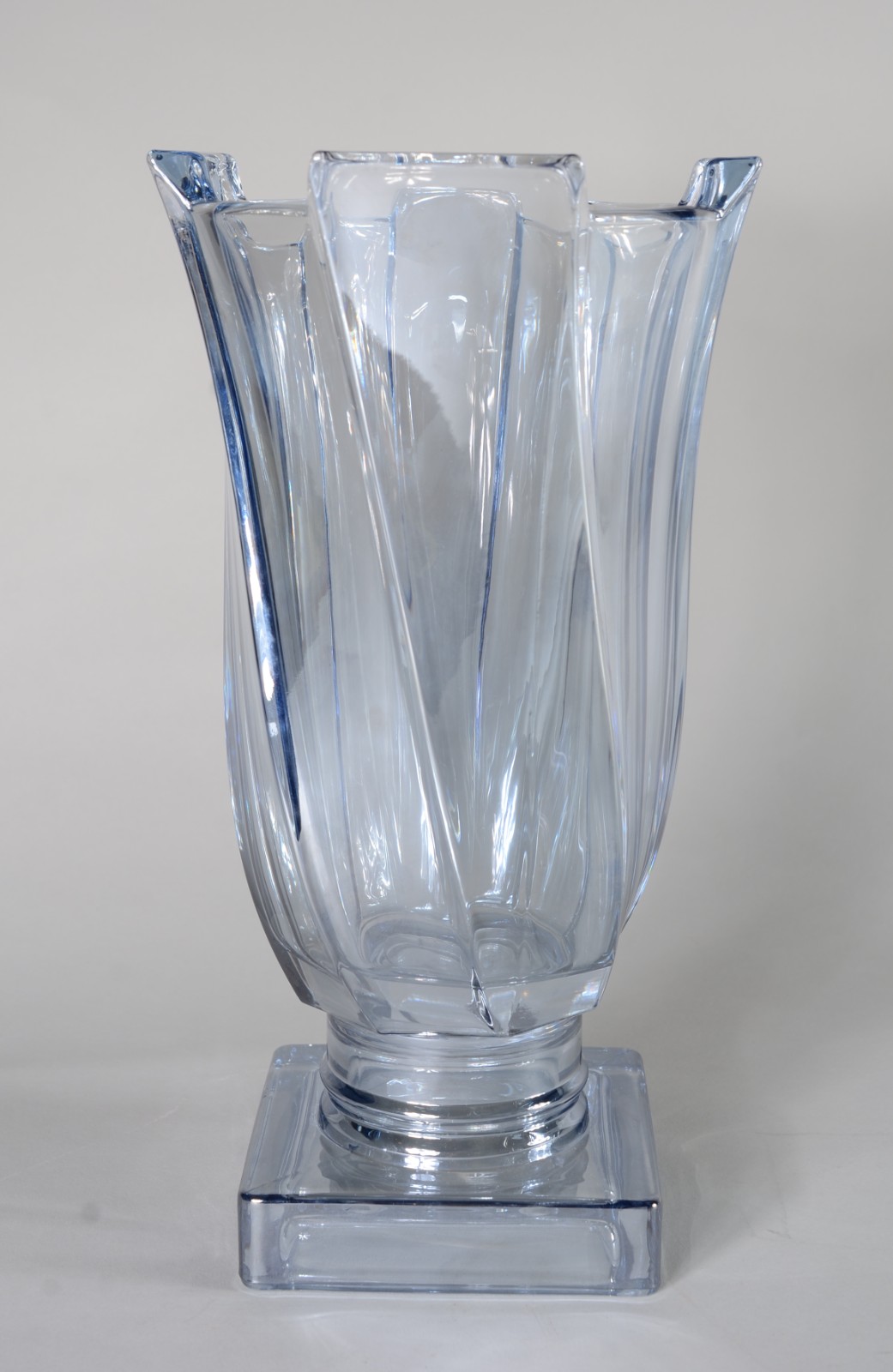 Vaso de vidro decorativo na cor azul, trabalhado. - foto 2 de 5