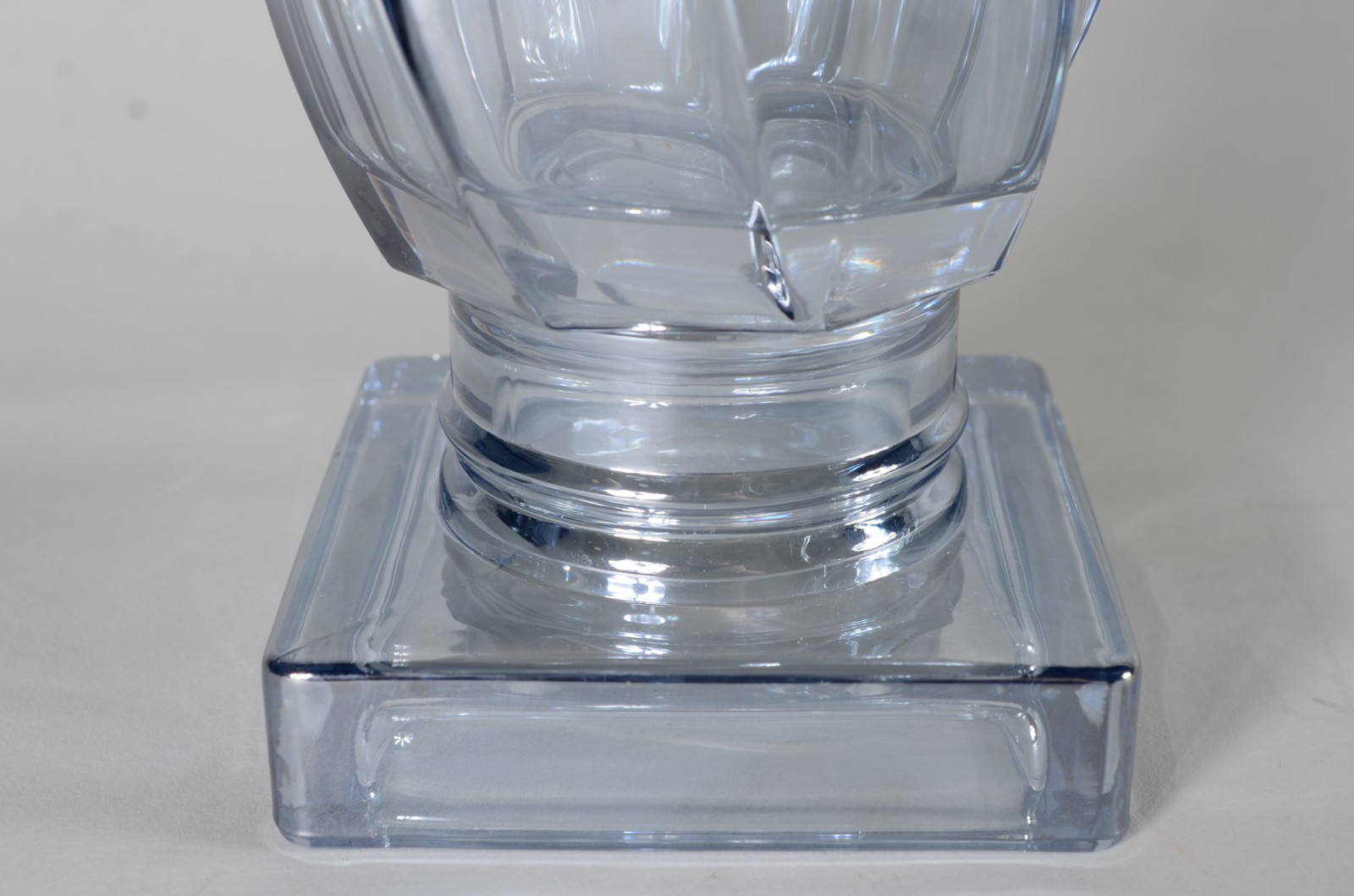 Vaso de vidro decorativo na cor azul, trabalhado. - foto 3 de 5