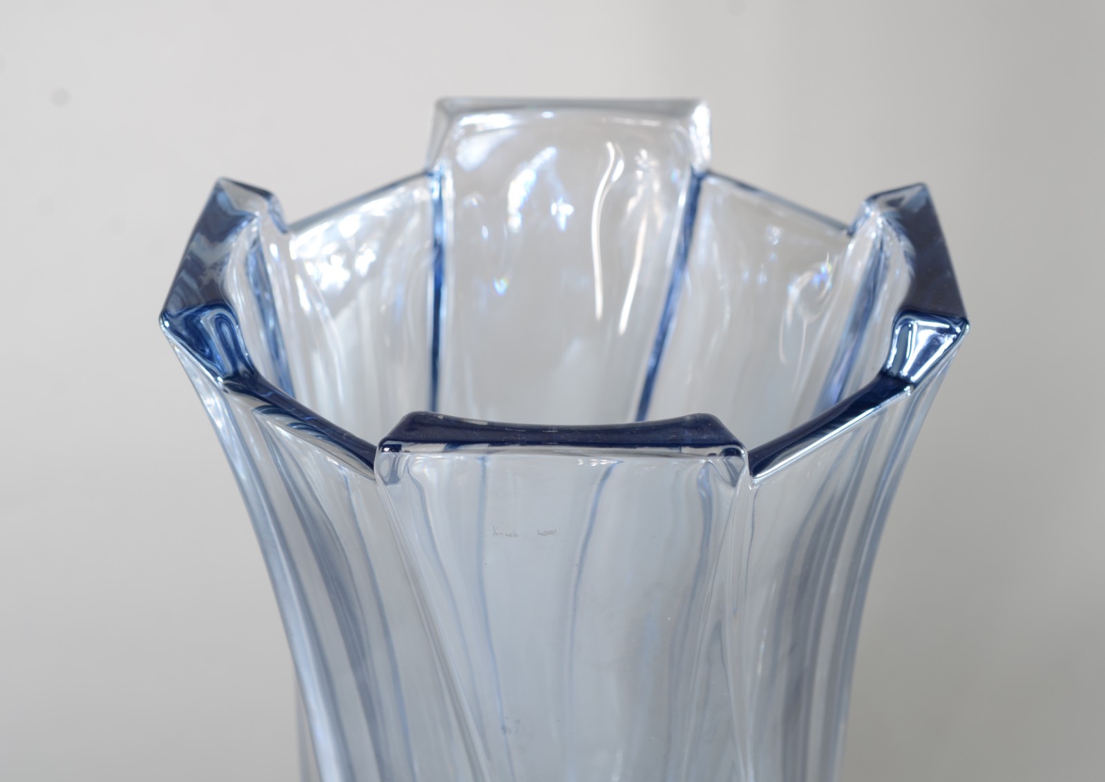 Vaso de vidro decorativo na cor azul, trabalhado. - foto 4 de 5