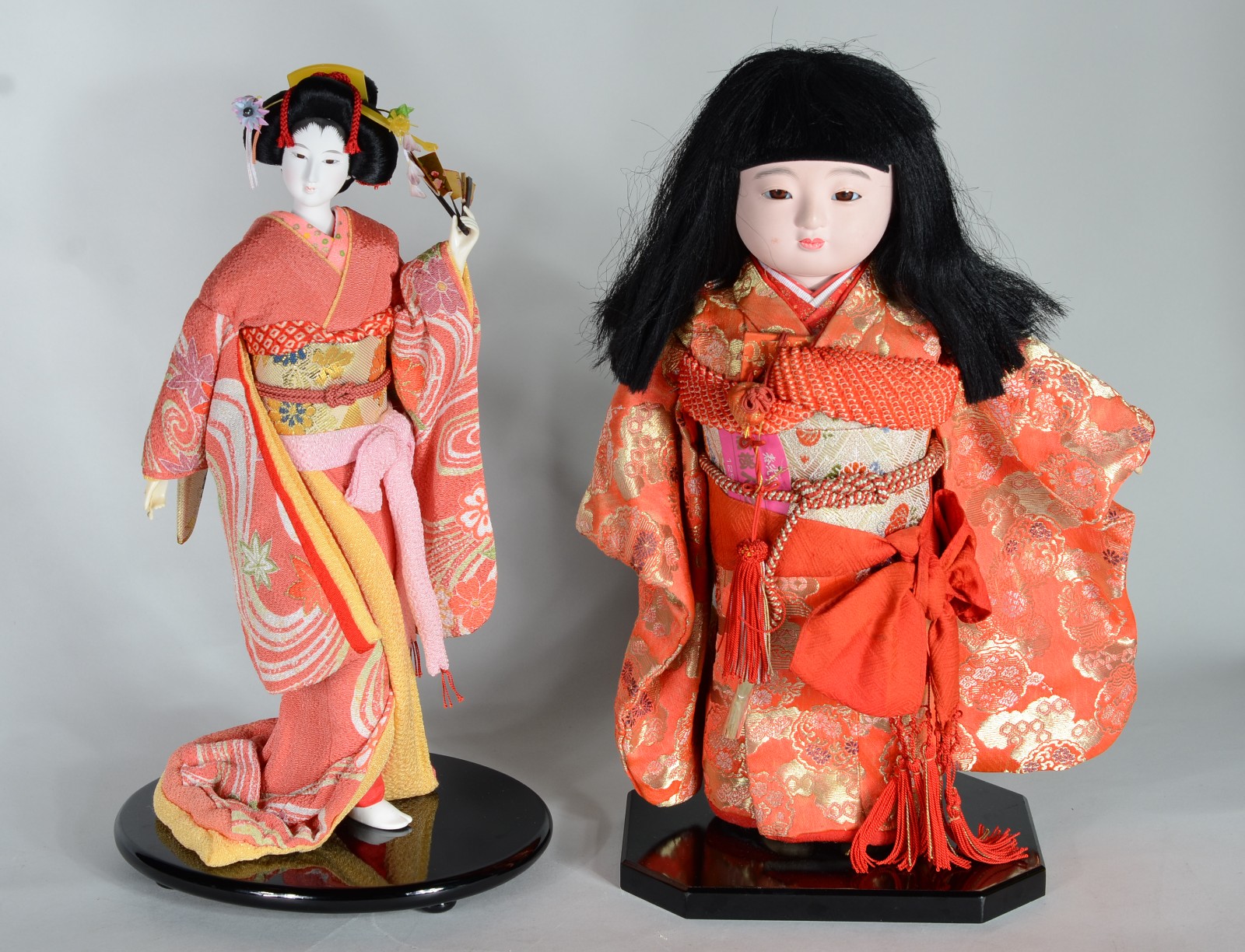 Duas peças, sendo: boneca japonesa com redoma e boneca com rosto de... - foto 2 de 10