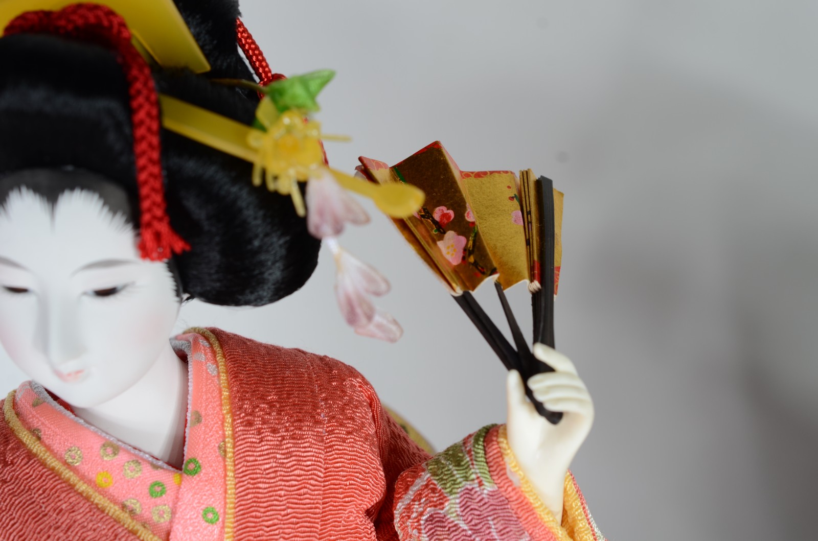 Duas peças, sendo: boneca japonesa com redoma e boneca com rosto de... - foto 3 de 10